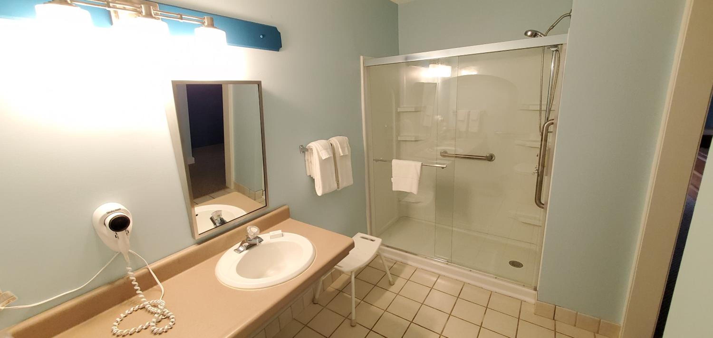 Queen Room - Disability Access photo 3