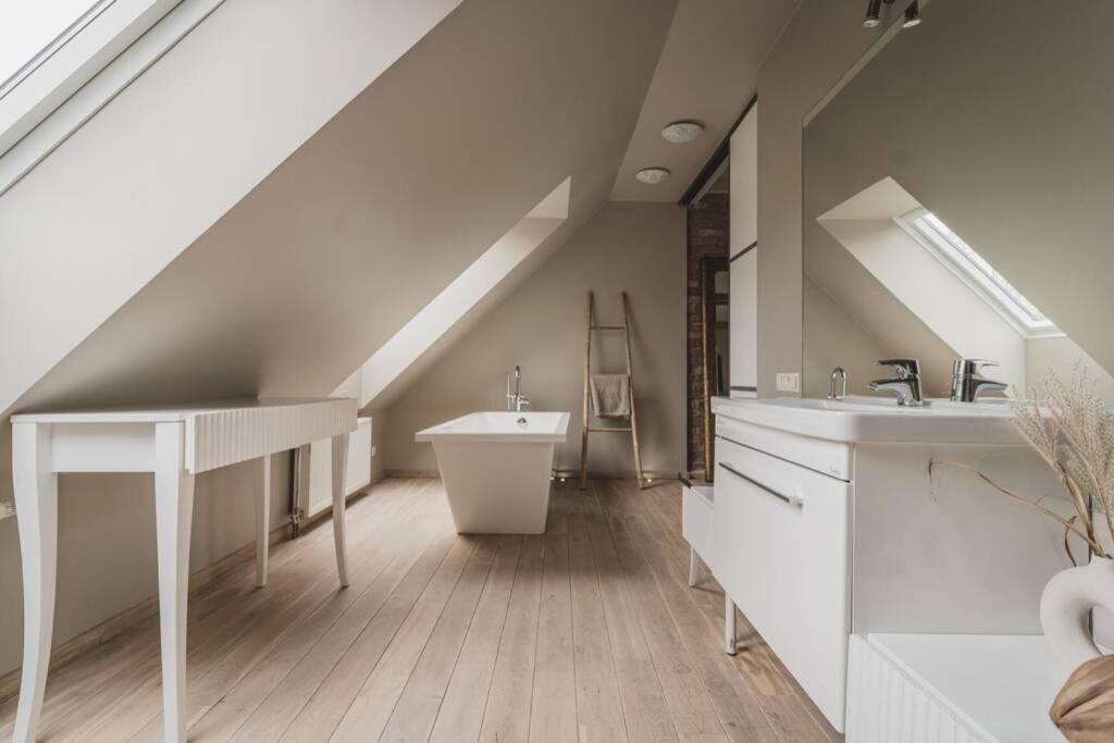 Seven-Bedroom House photo 2