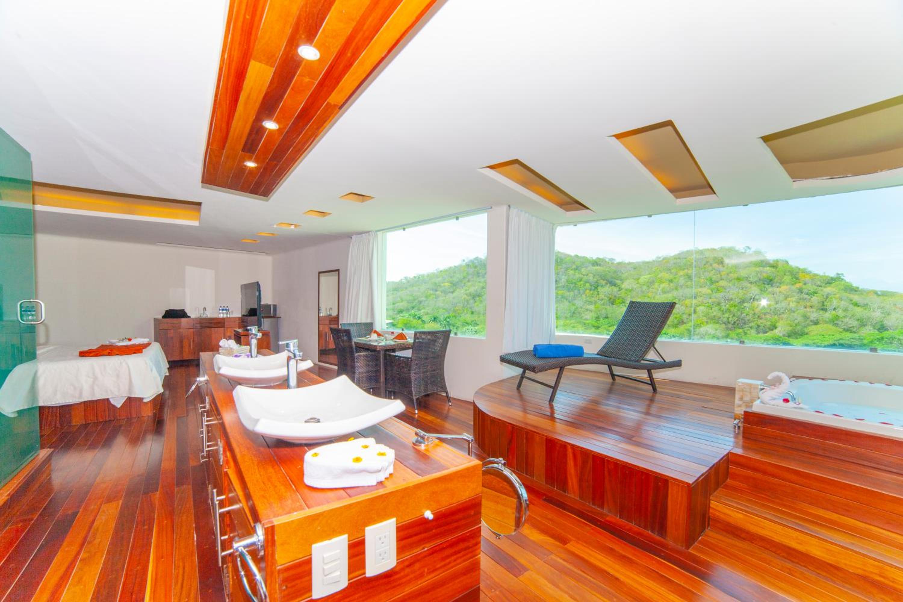 Suite with City View photo 3