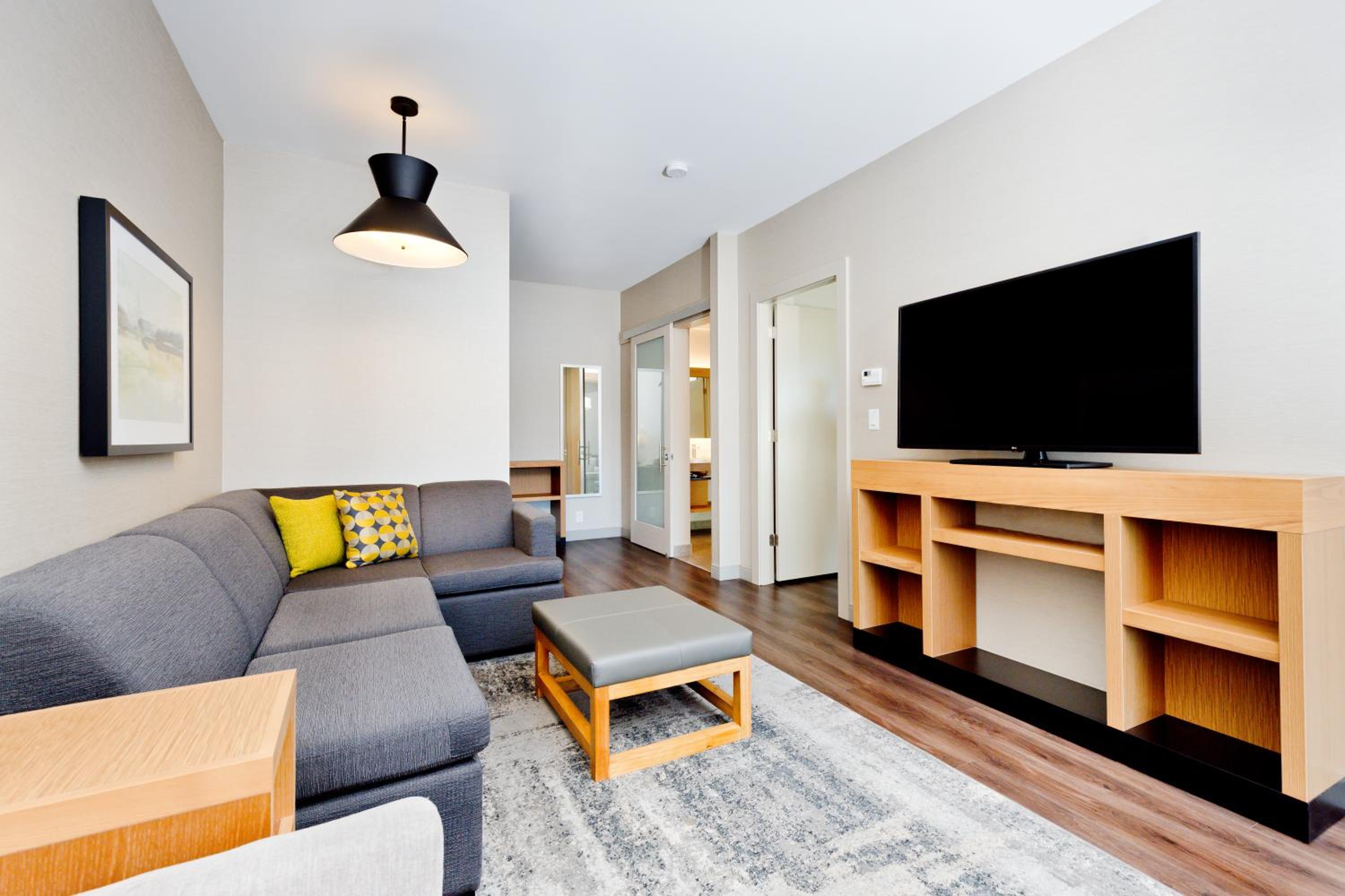 King Suite with Sofa Bed and Roll-In Shower - Disability Access - Photo 3