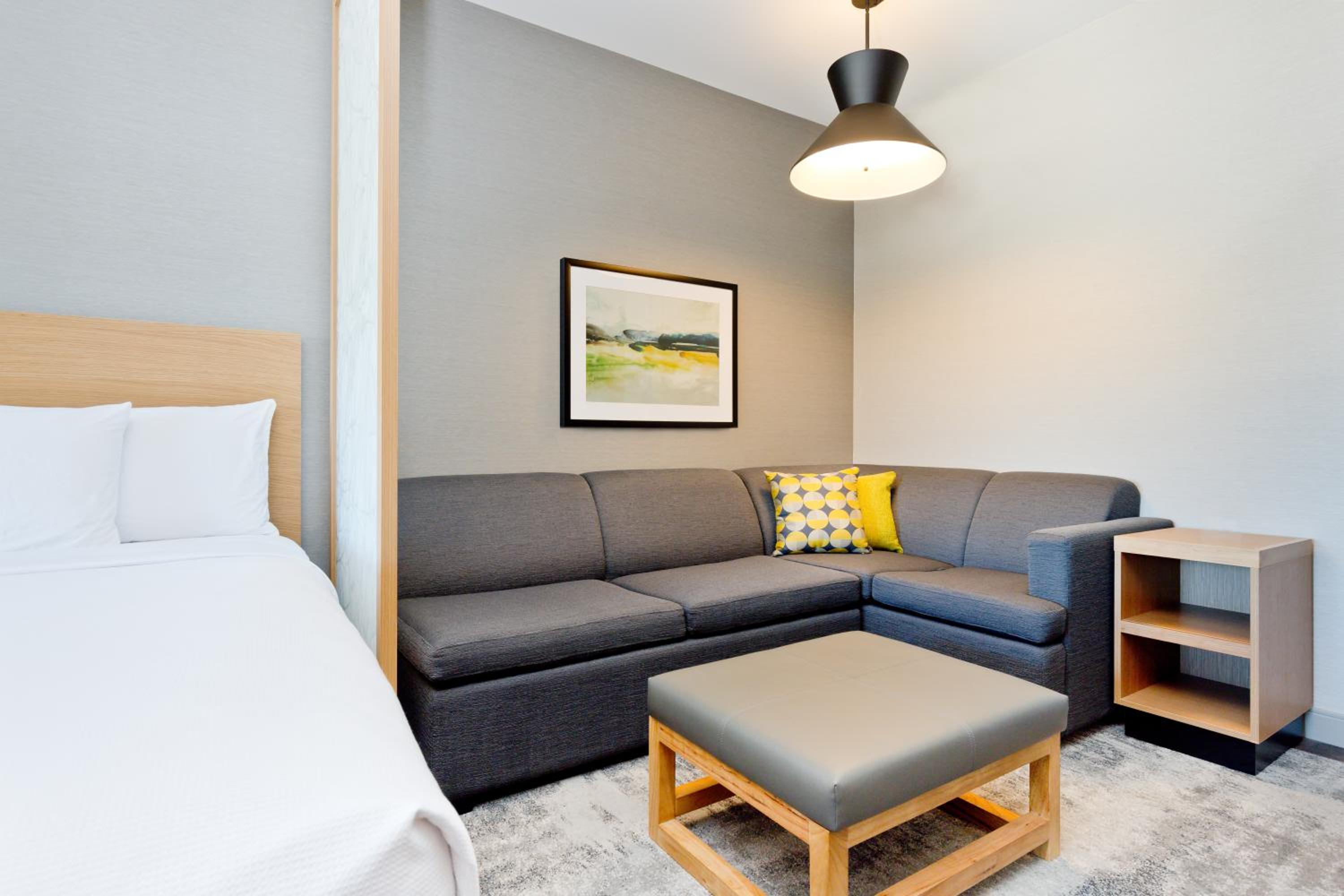 King Room with Sofa Bed - Photo 8