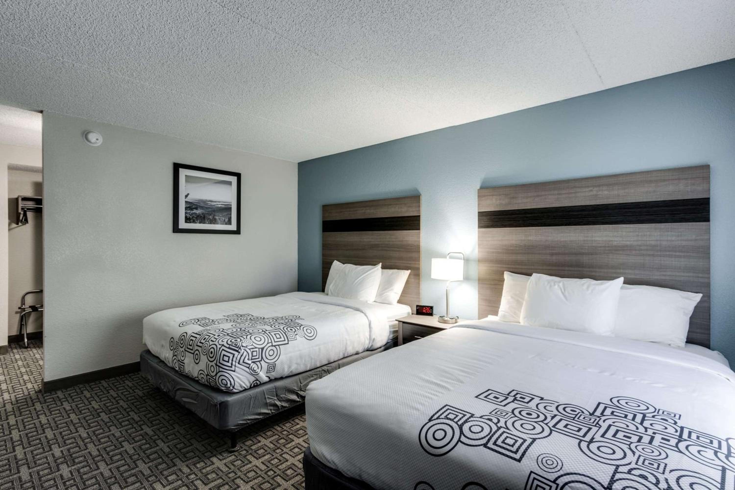 Queen Room with Two Queen Beds - Non-Smoking - Photo 5