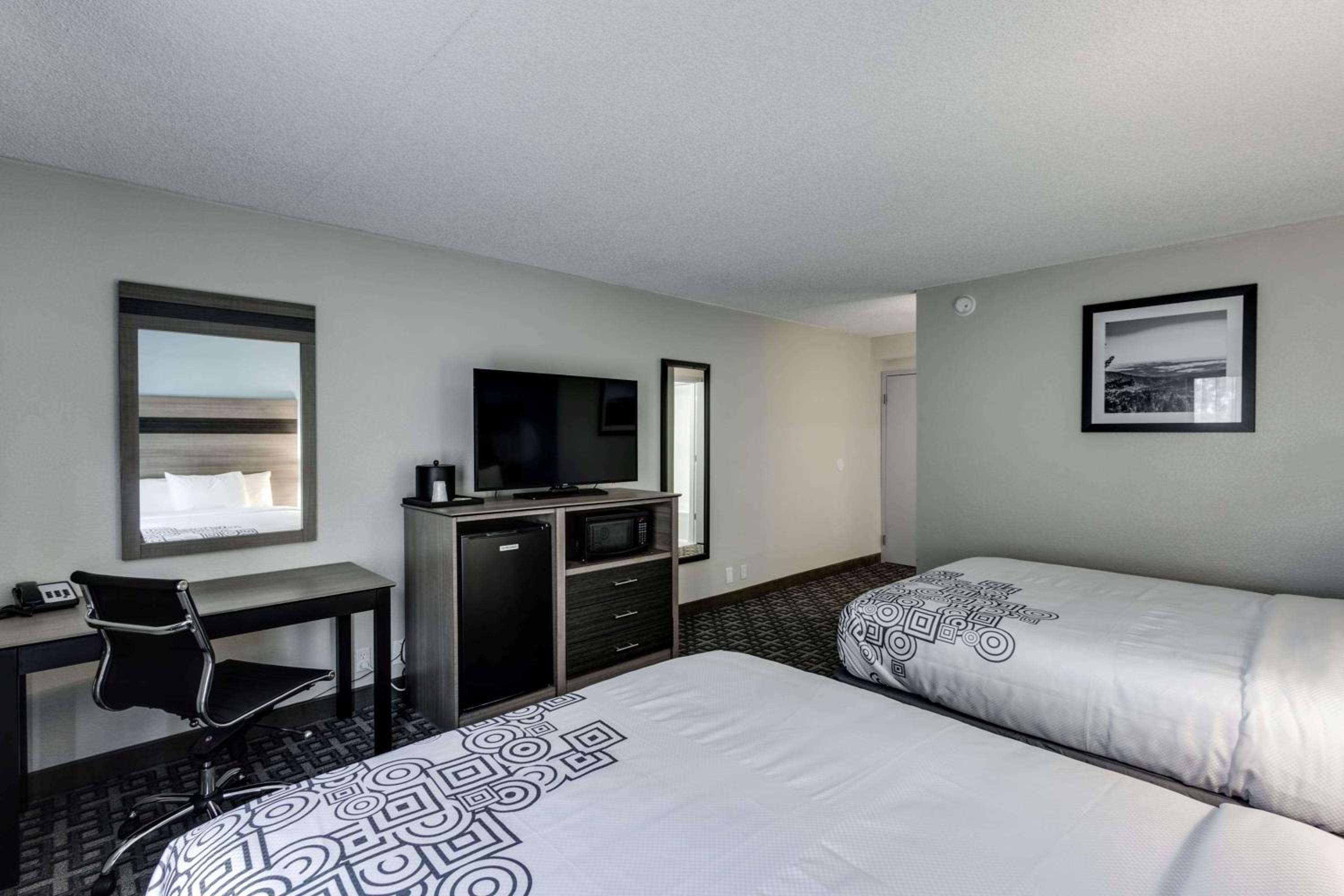 Queen Room with Two Queen Beds - Non-Smoking - Photo 6