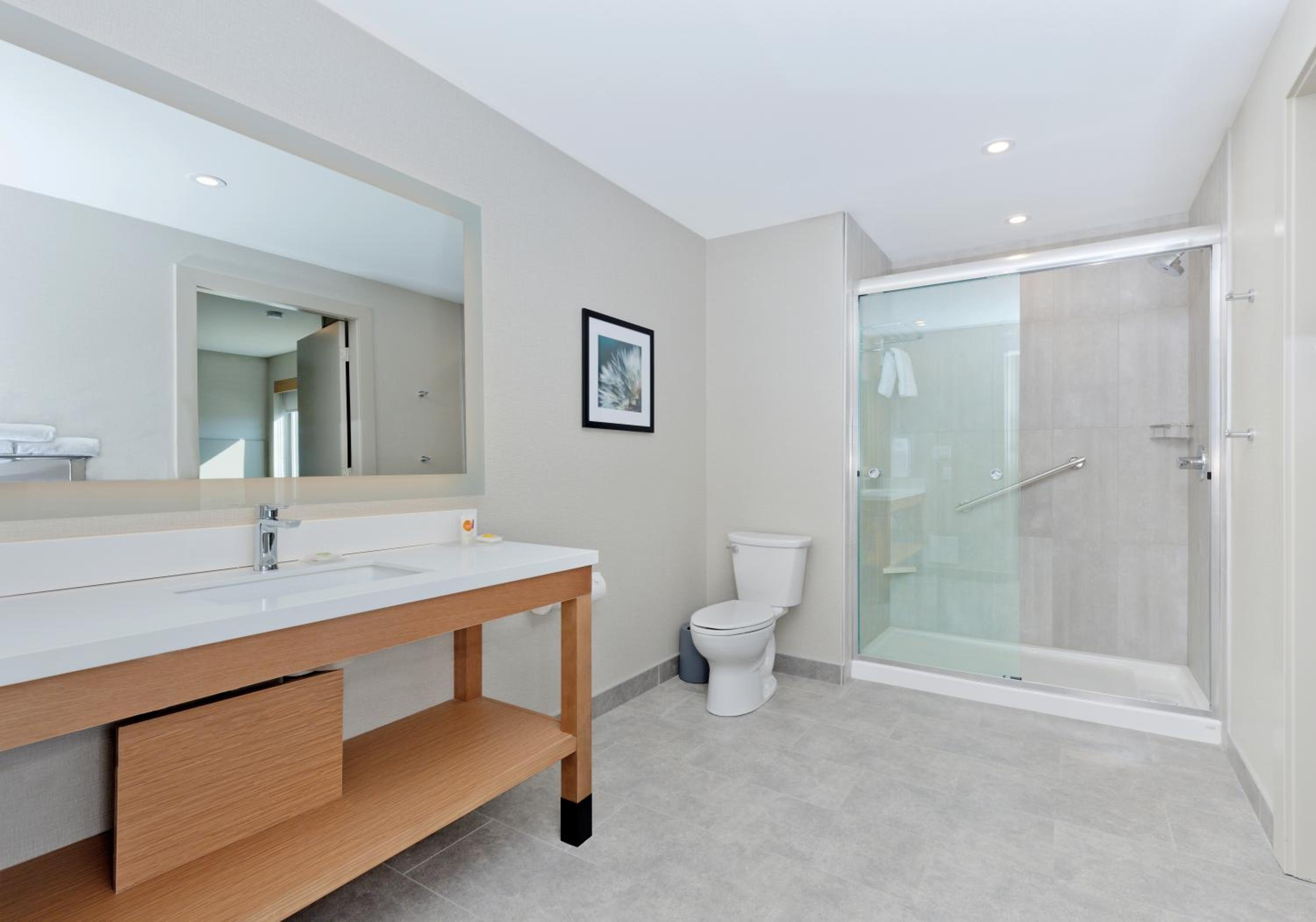 King Suite with Sofa Bed and Roll-In Shower - Disability Access - Photo 2
