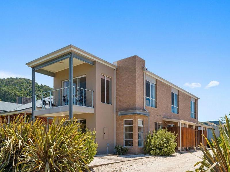 Five-Bedroom House photo 1