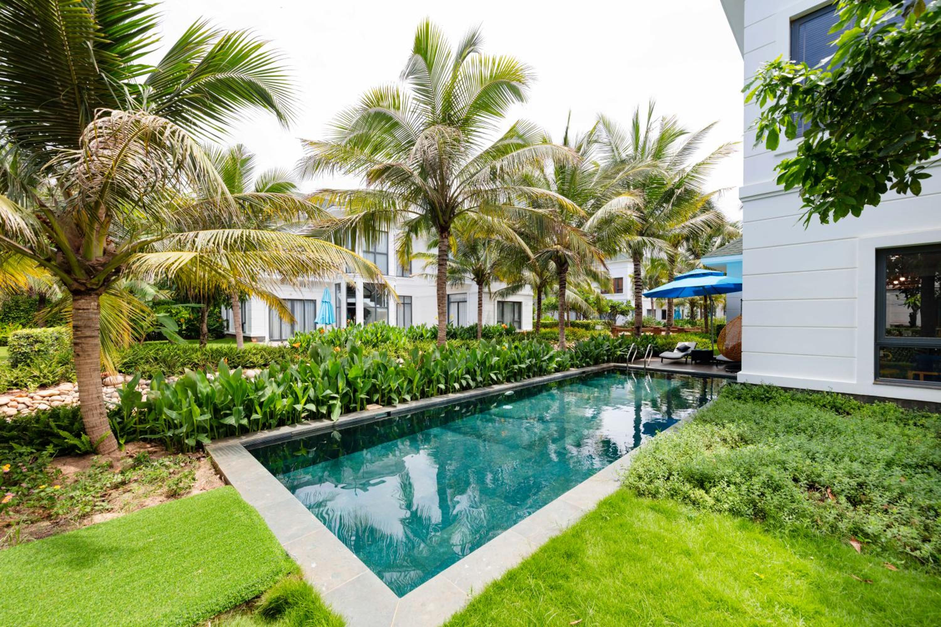 Three-Bedroom Villa with Private Pool and Garden View - Photo 3