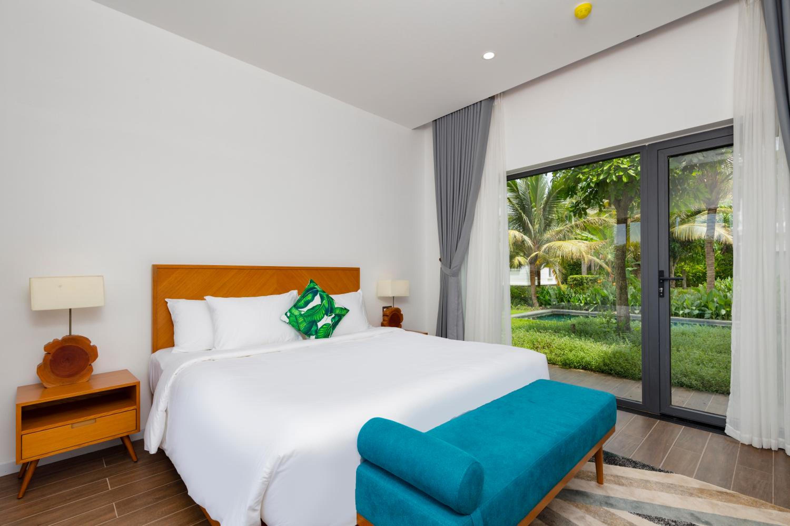 Three-Bedroom Villa with Private Pool and Garden View - Photo 6