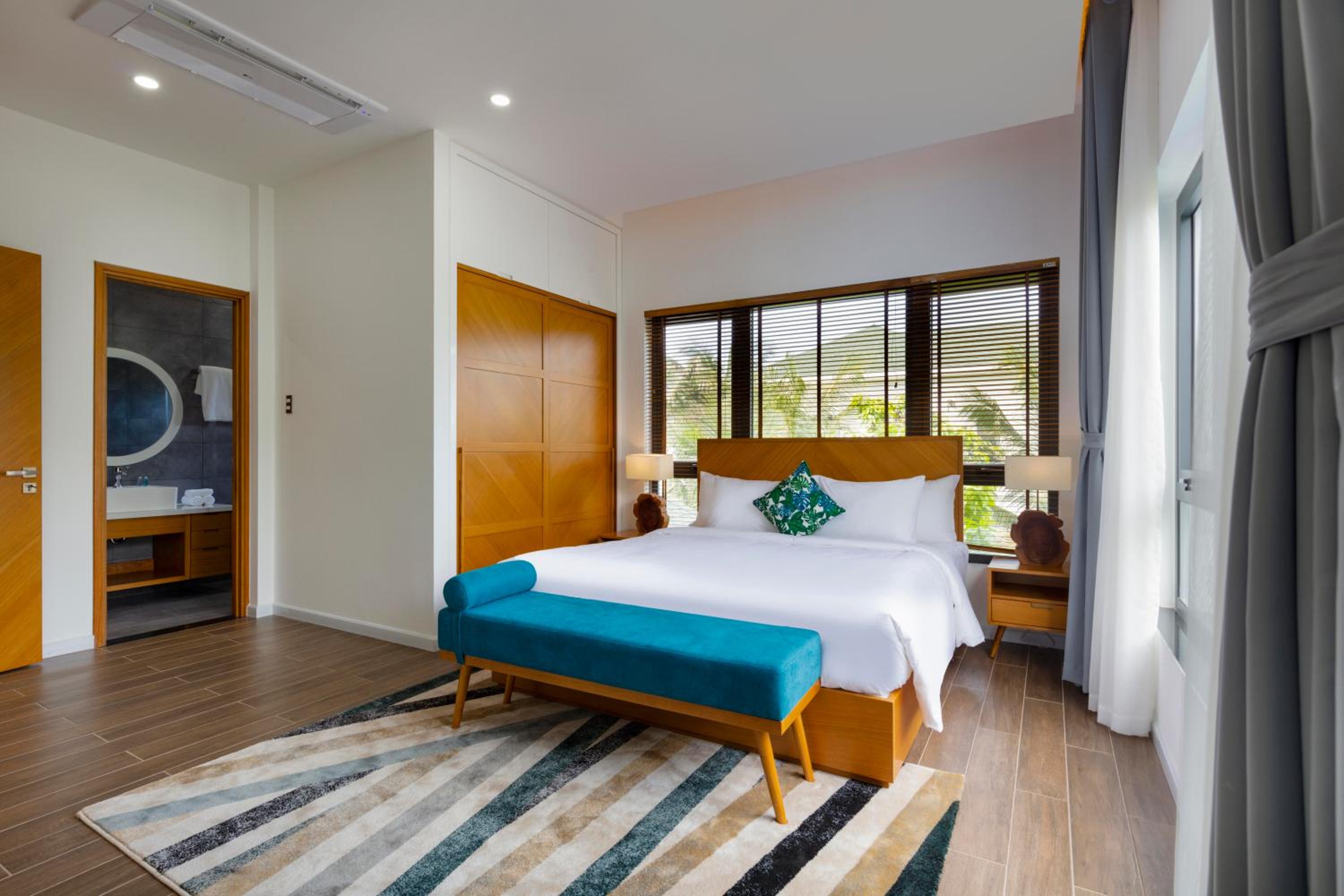 Three-Bedroom Villa with Private Pool and Garden View - Photo 5