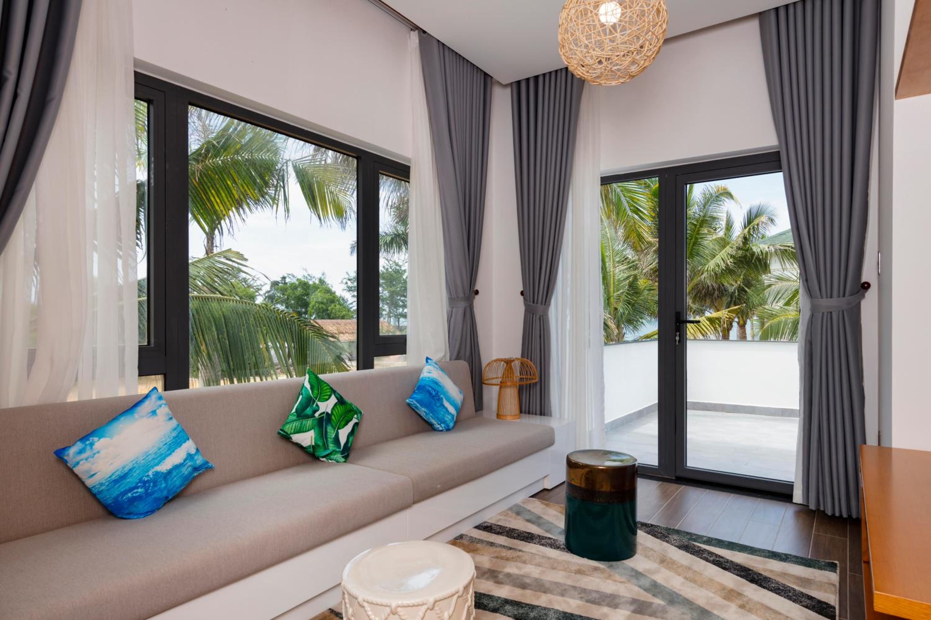 Three-Bedroom Villa with Private Pool and Garden View - Photo 7