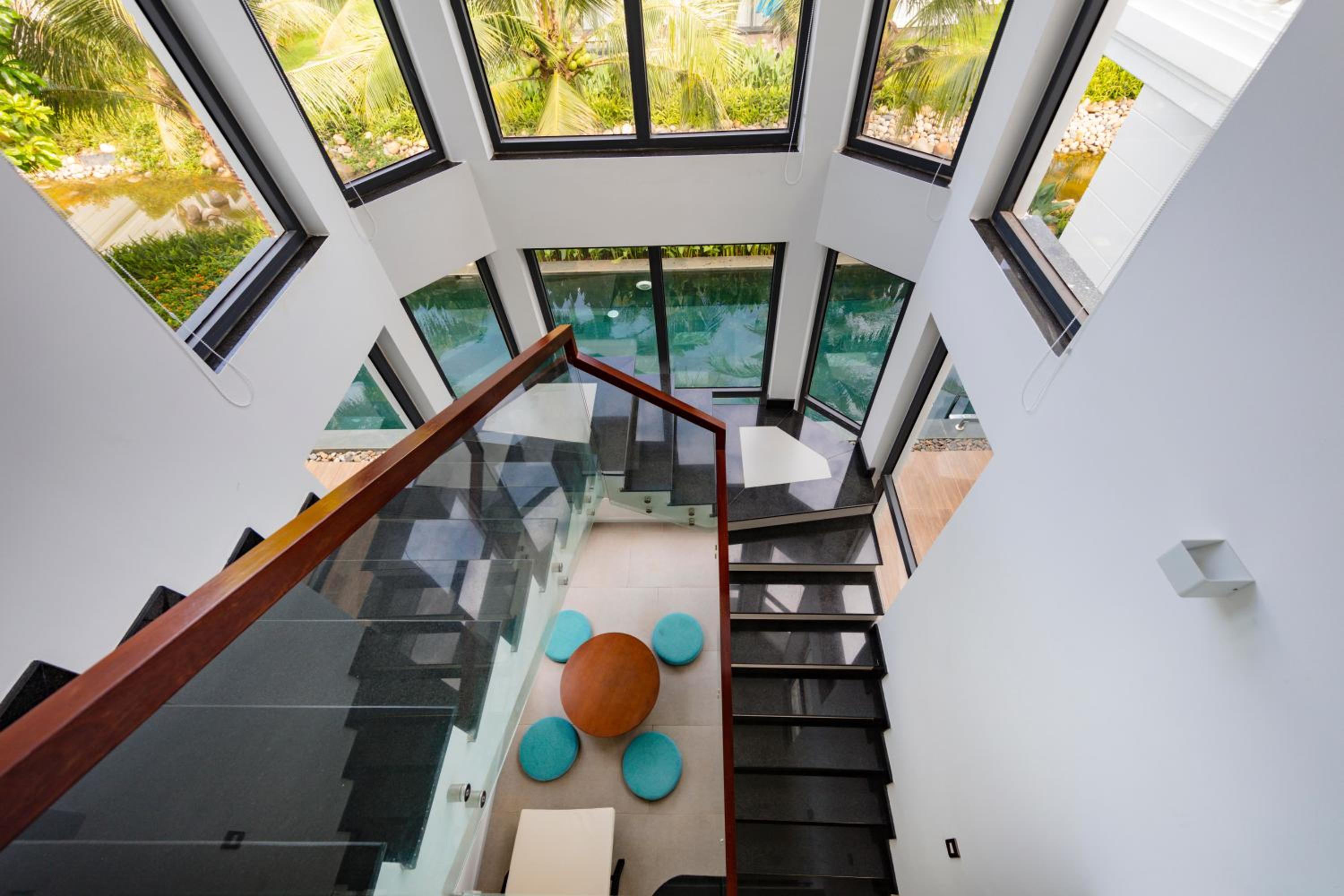 Four-Bedroom Villa with Private Pool and Garden View - Photo 4