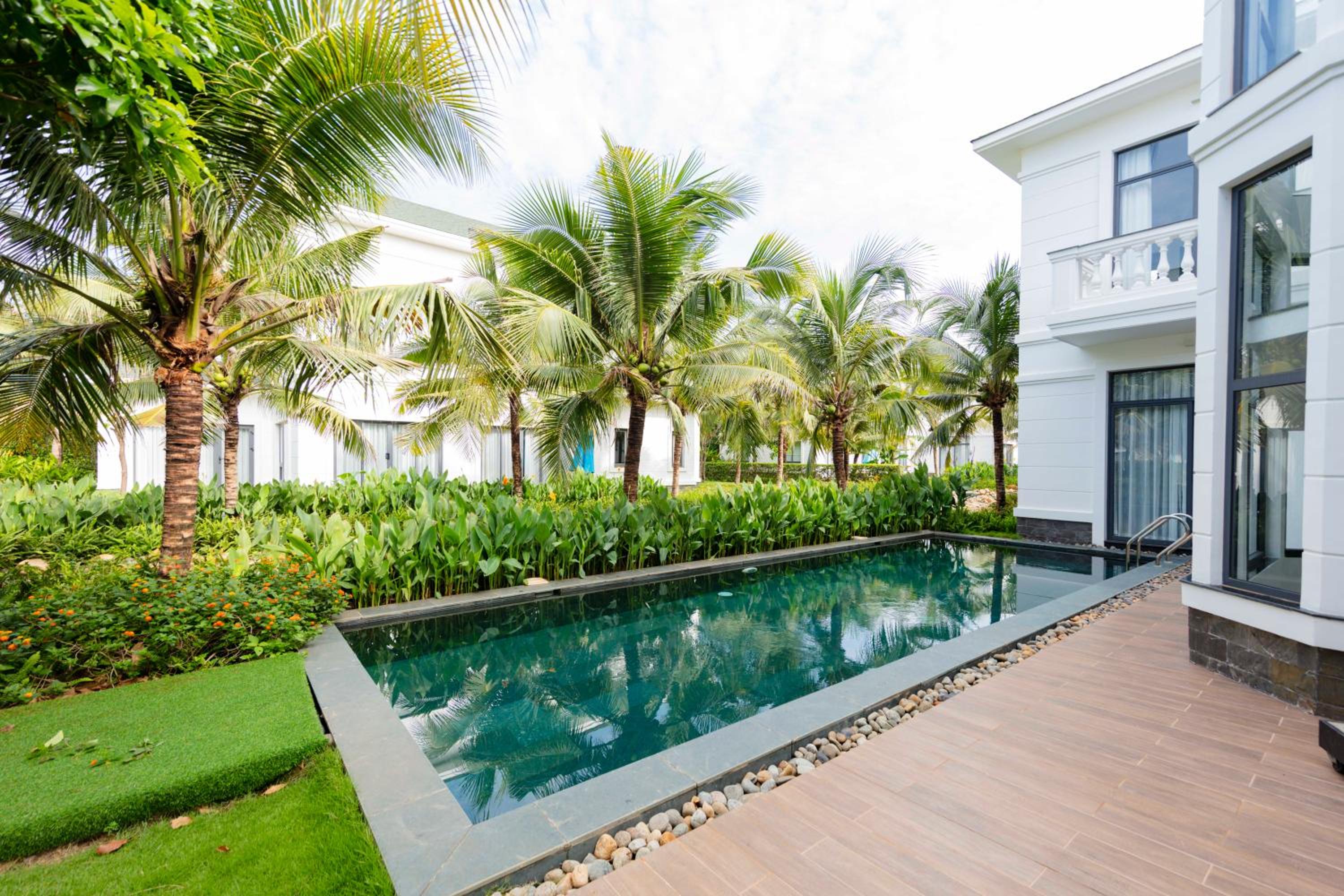 Four-Bedroom Villa with Private Pool and Garden View - Photo 7