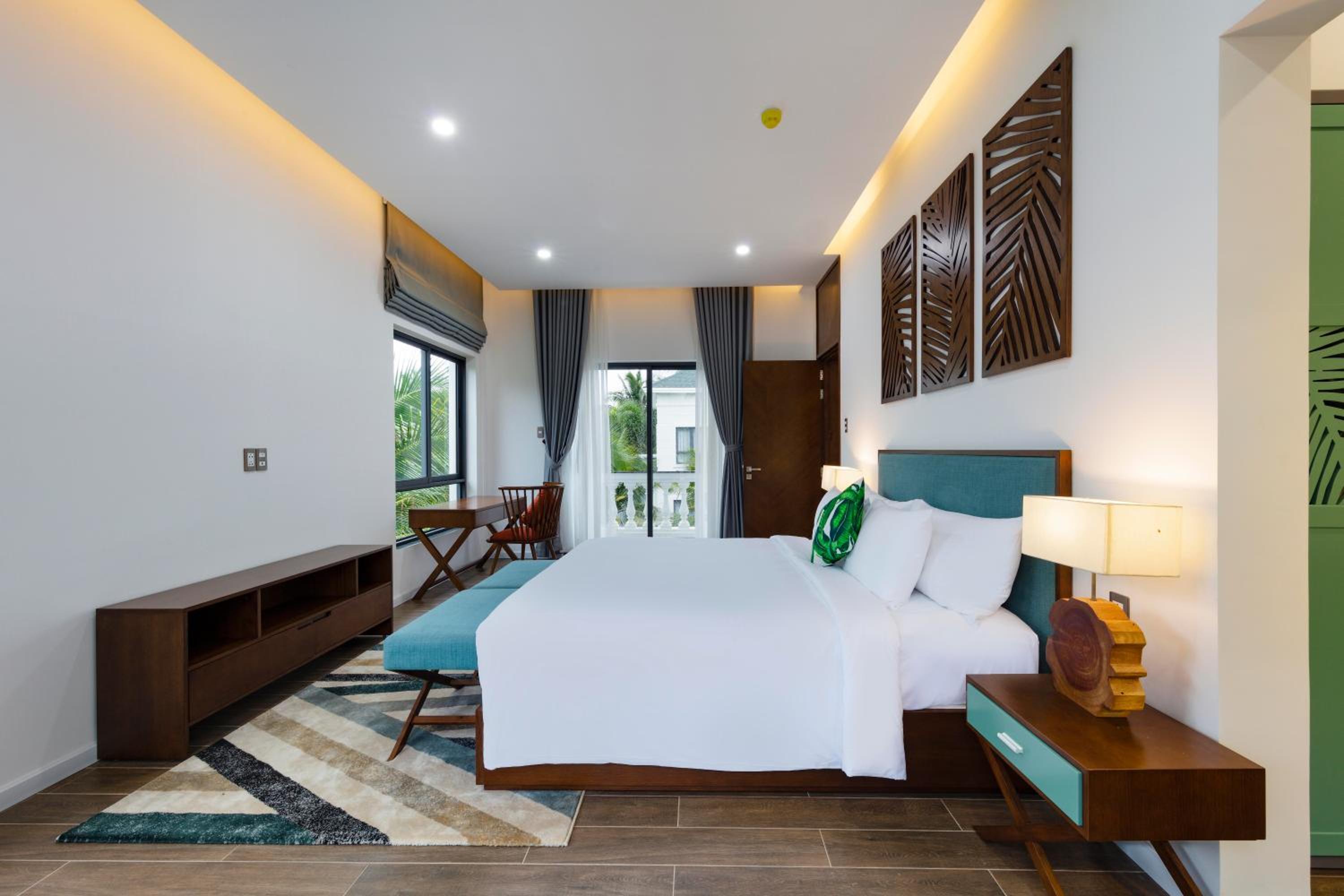 Four-Bedroom Villa with Private Pool and Garden View - Photo 6