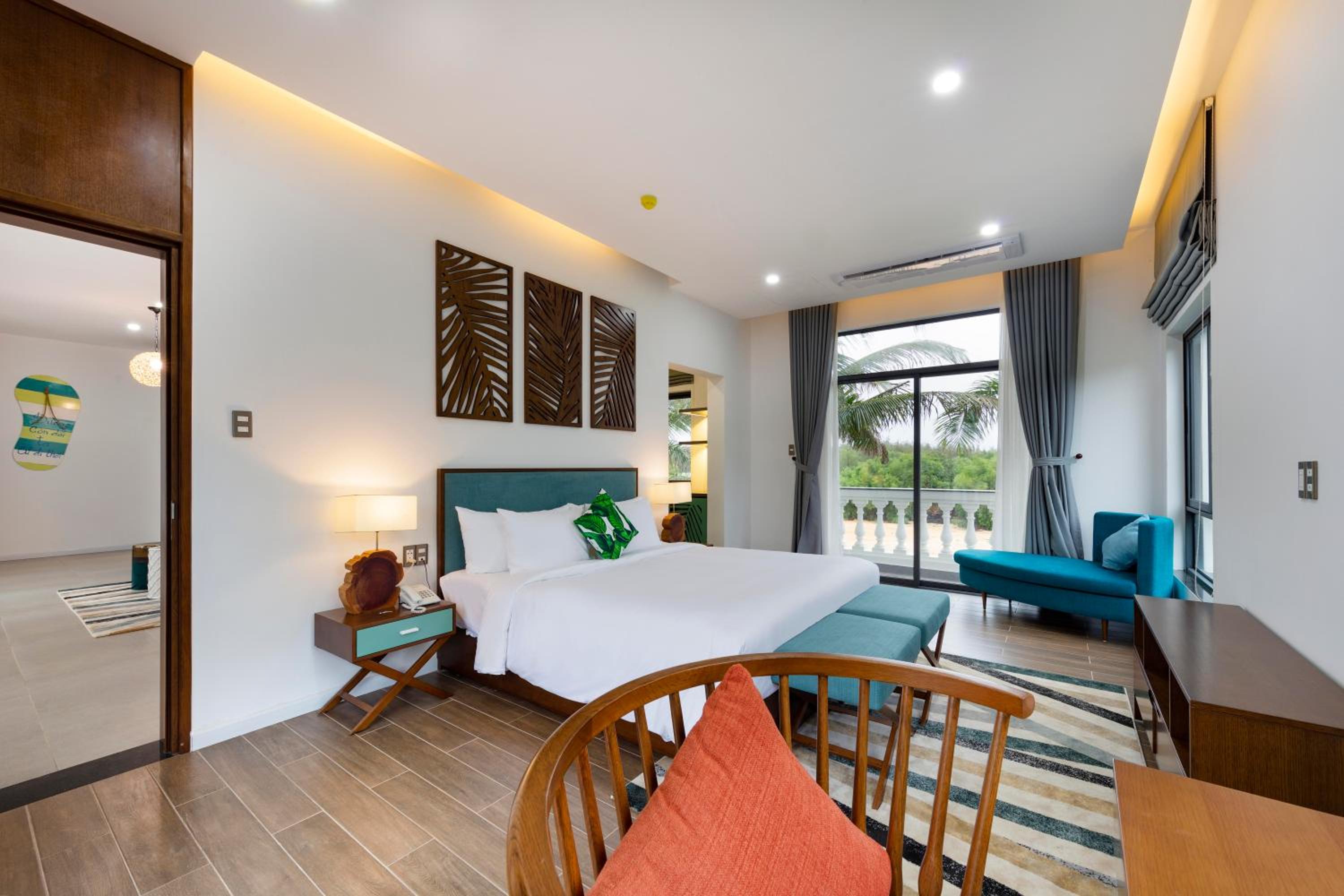 Four-Bedroom Villa with Private Pool and Garden View - Photo 5