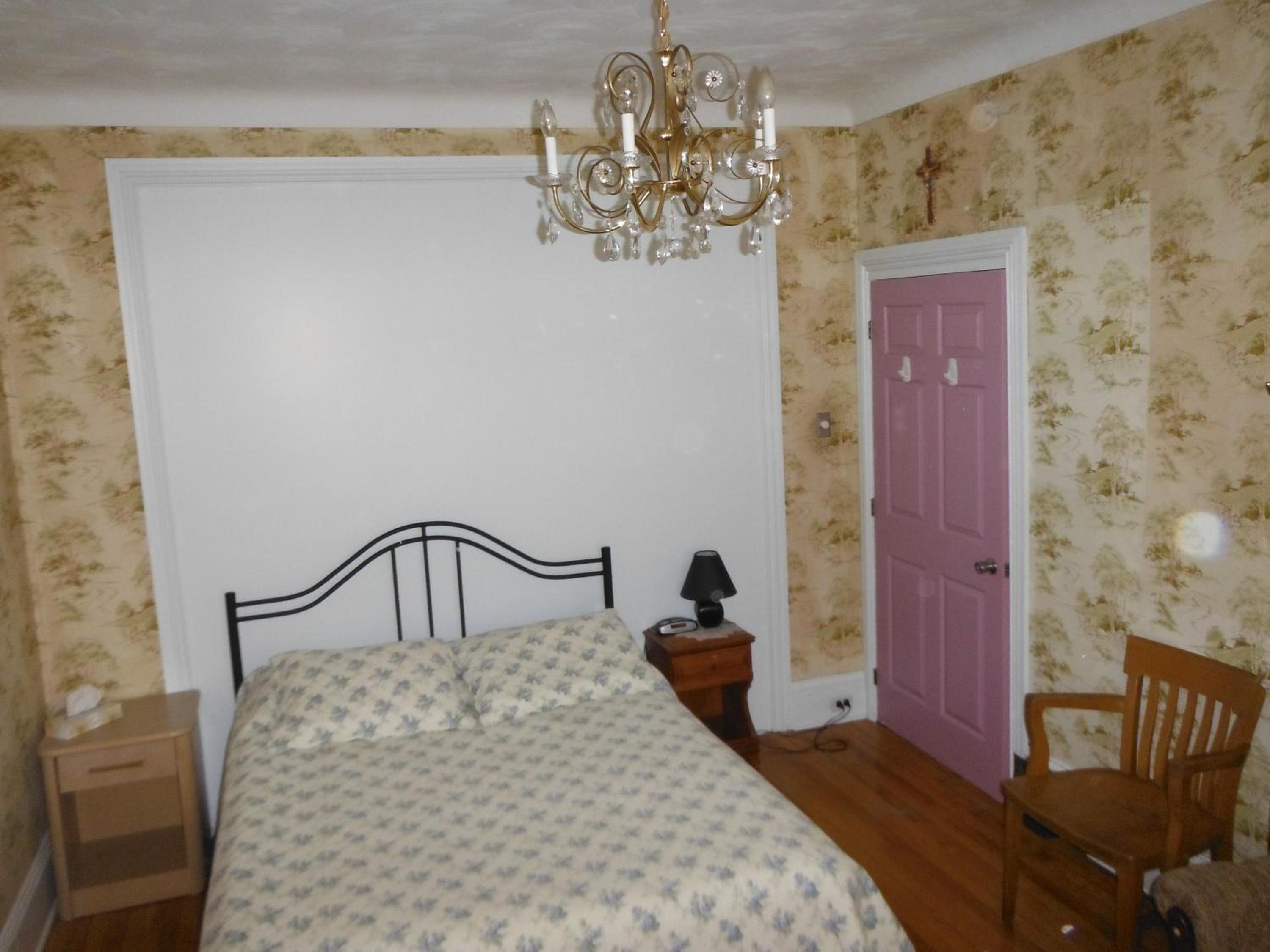 Queen Room with Sofa Bed and Shared Bathroom photo 3