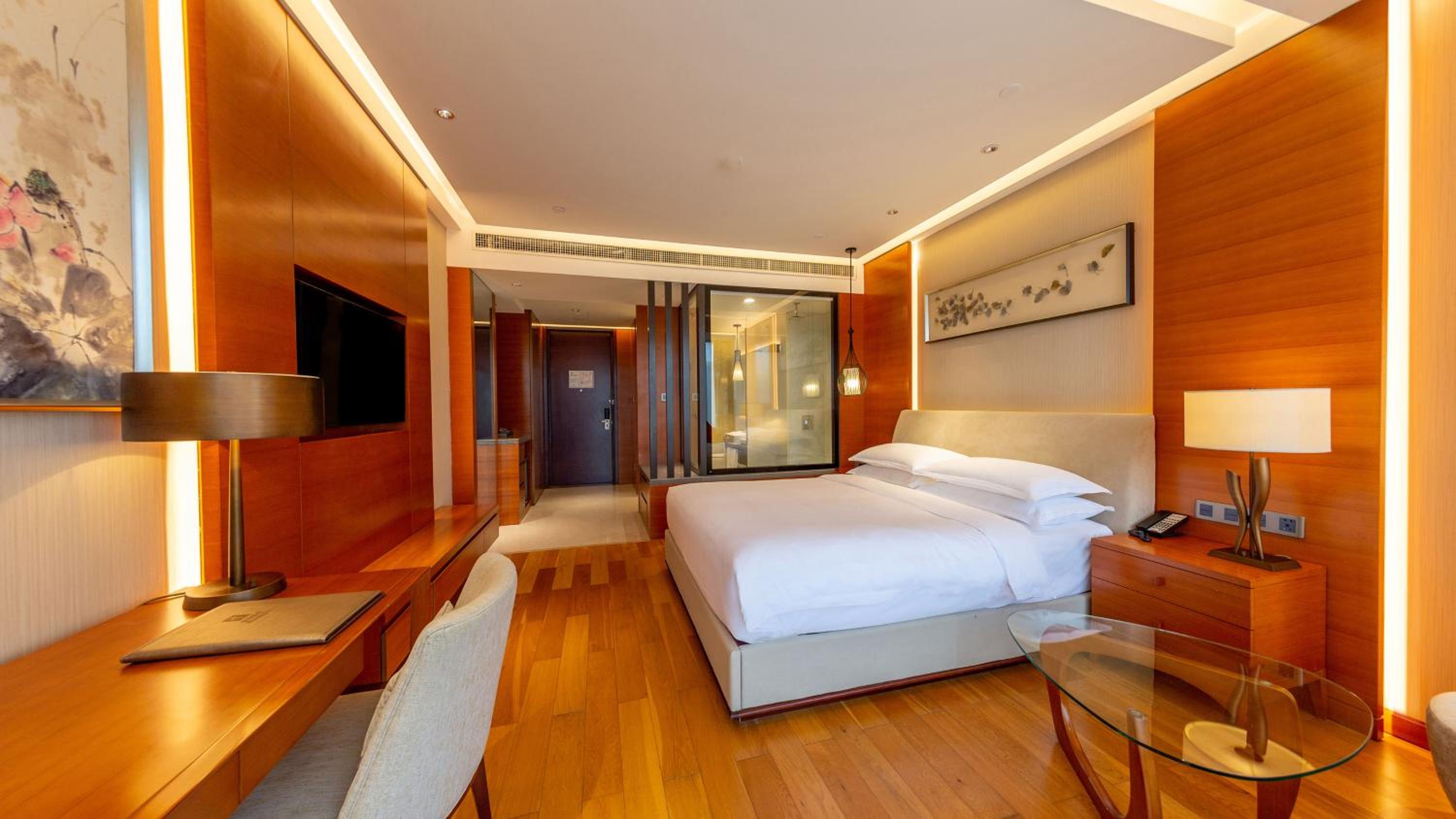 Standard King Room with Atrium View photo 1