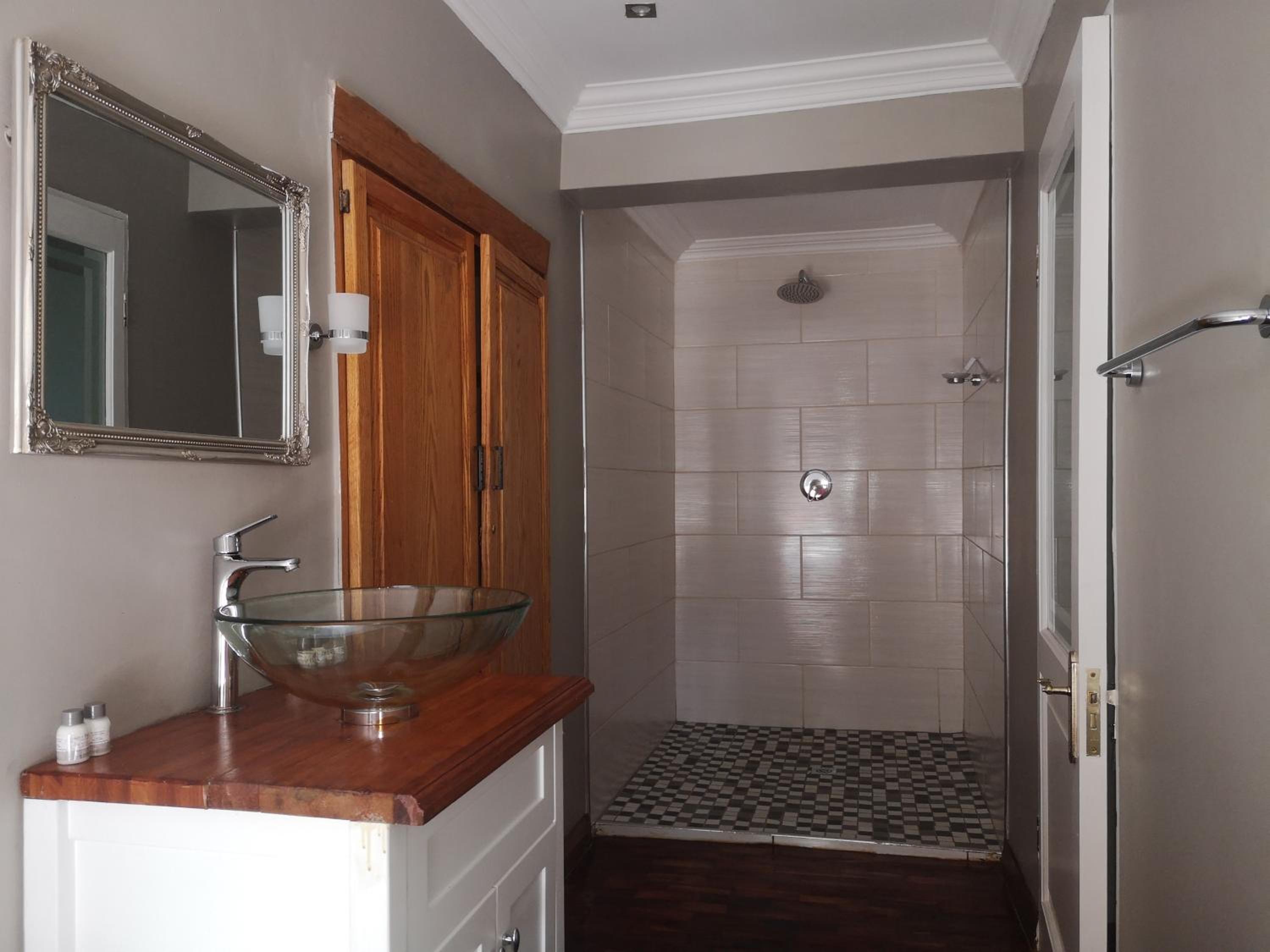 Deluxe Queen Room - Photo 20