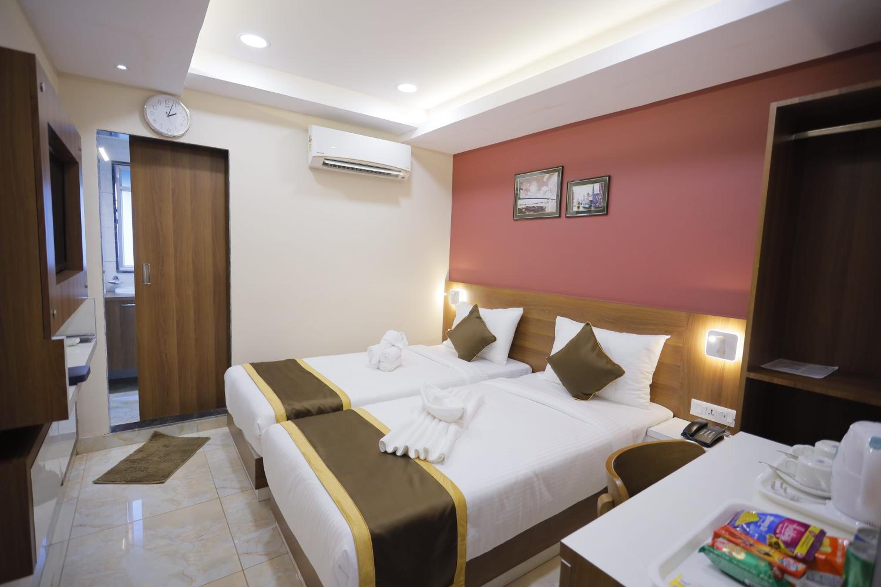 Standard Twin Room - Photo 3