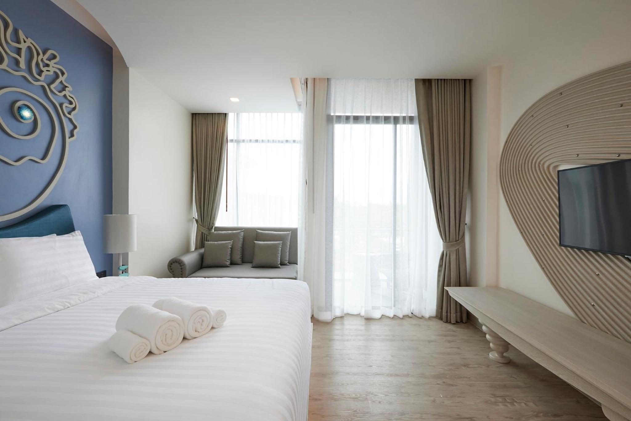 Double or Twin Room with Pool View - Photo 7