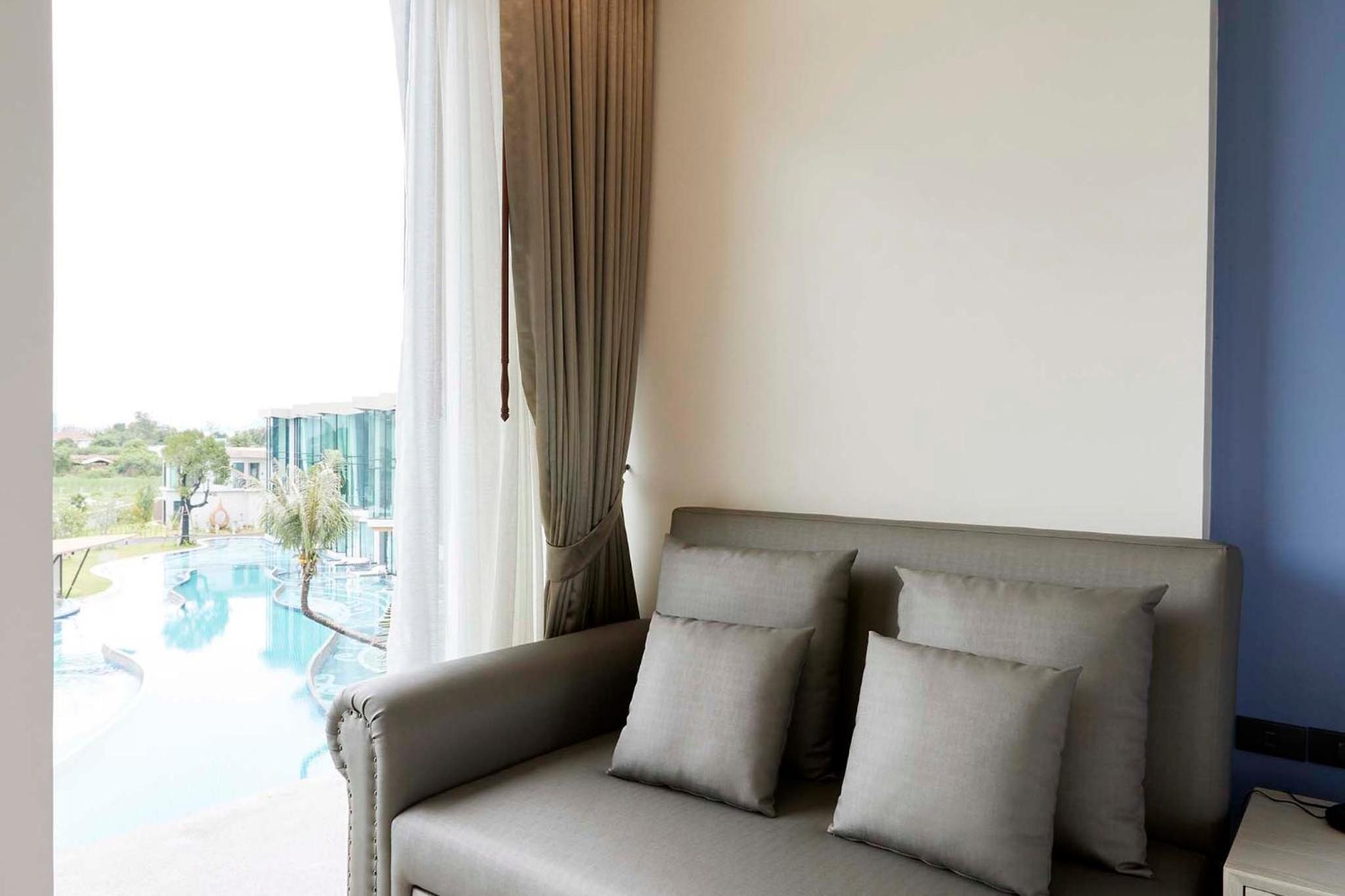 Double or Twin Room with Pool View - Photo 6