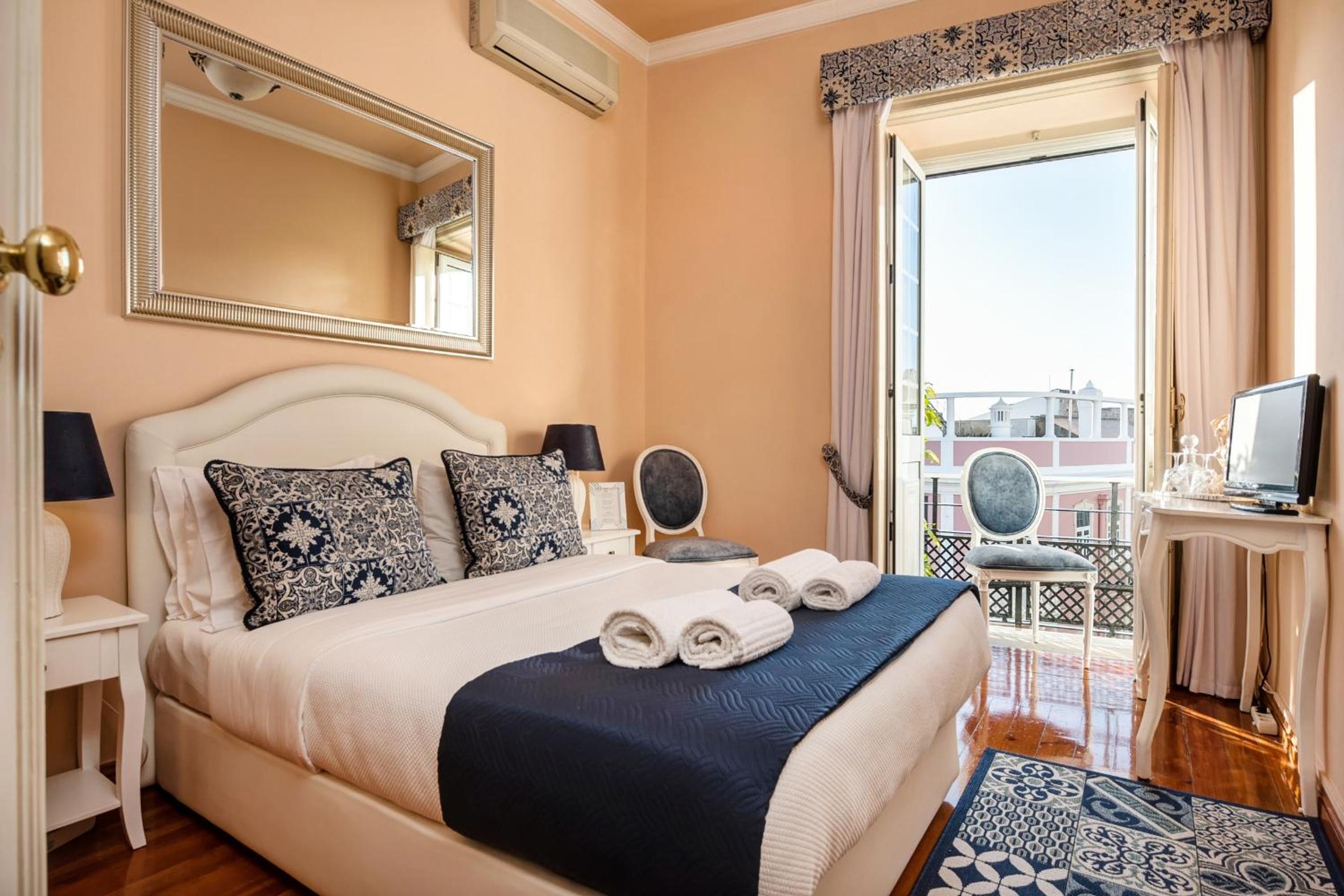 Double Room with City View - Photo 3