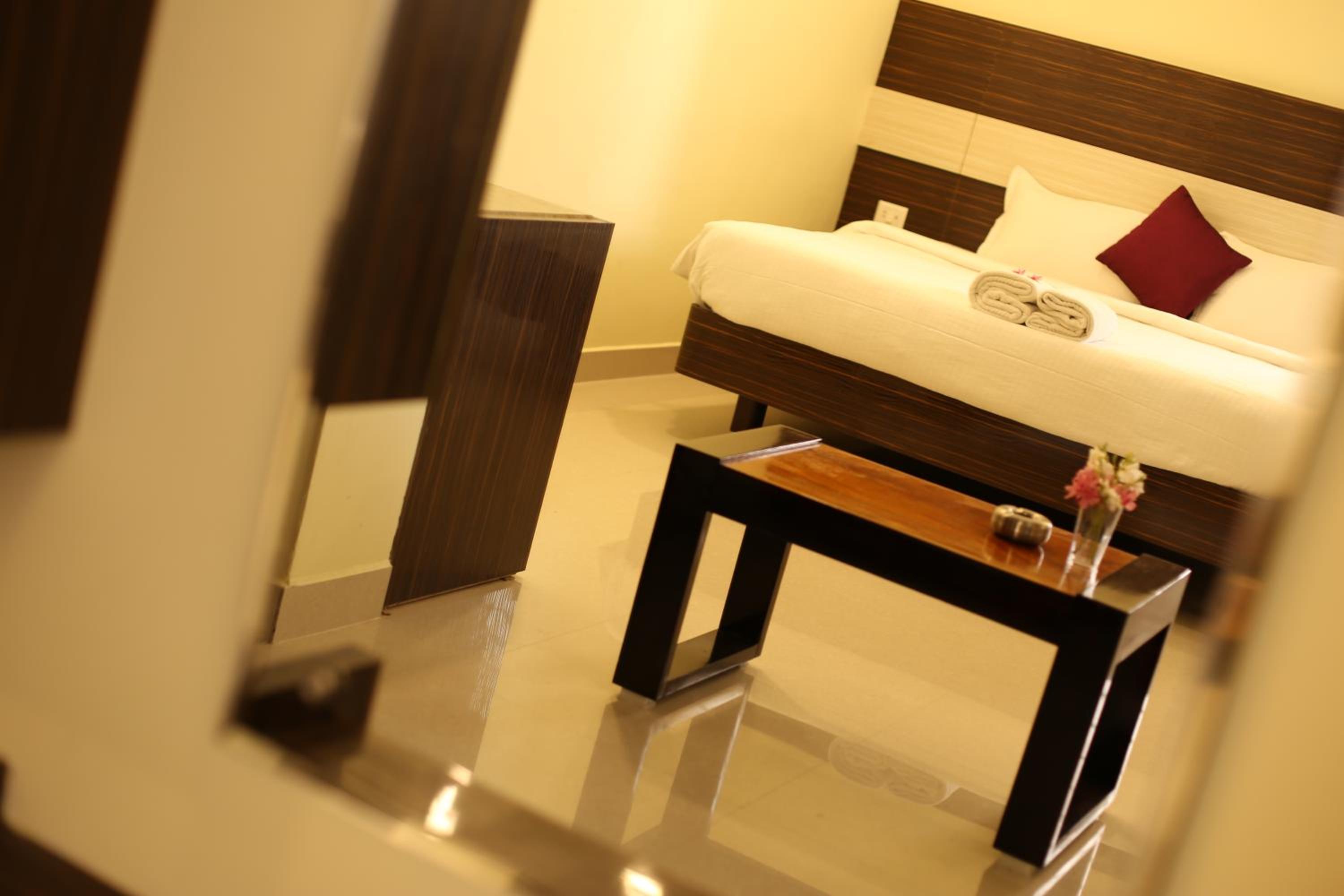 Deluxe Double Room (2 Adults + 1 Child) - Photo 1