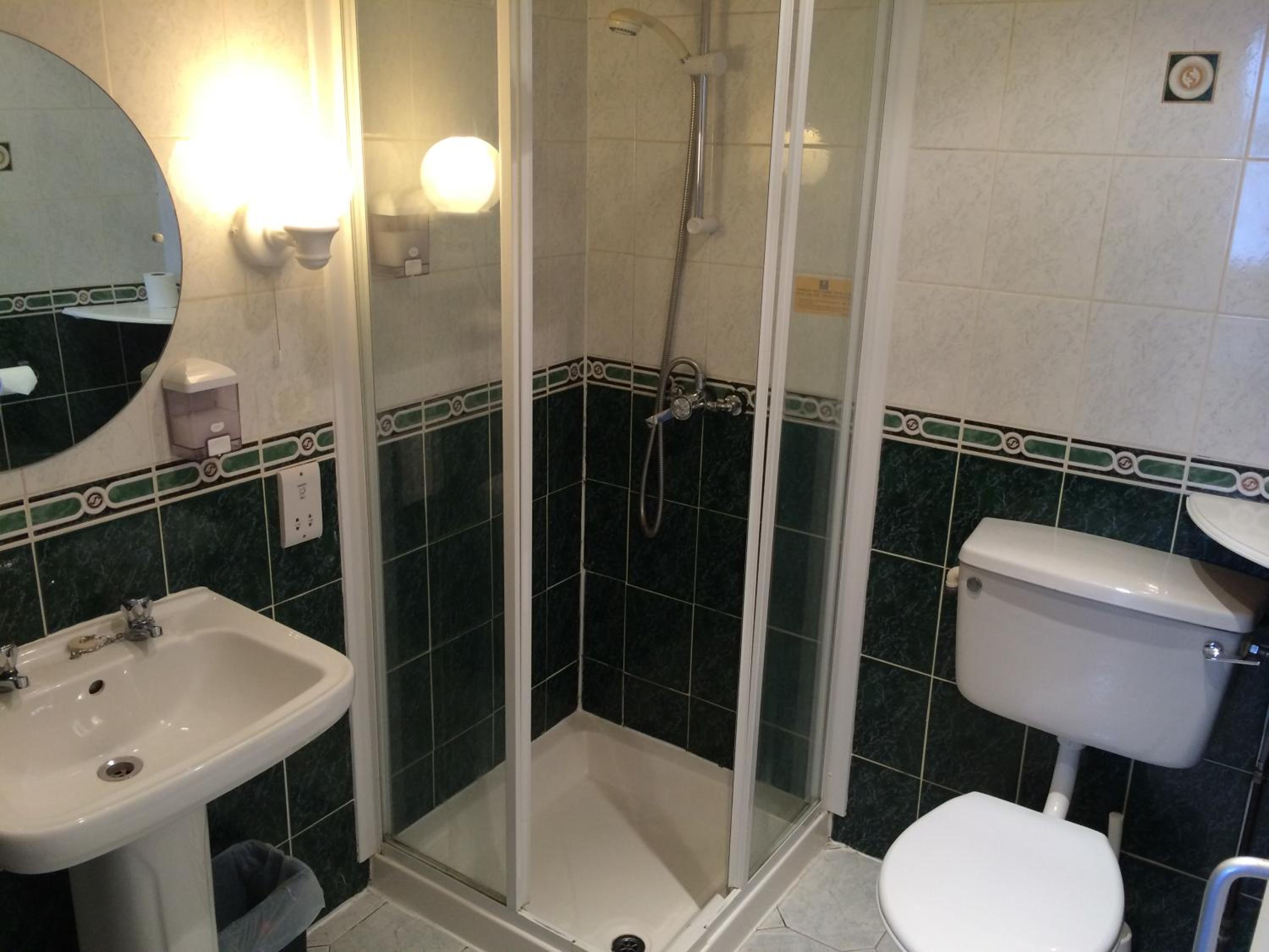 Triple Room (2 Adults + 1 Child) - Photo 4