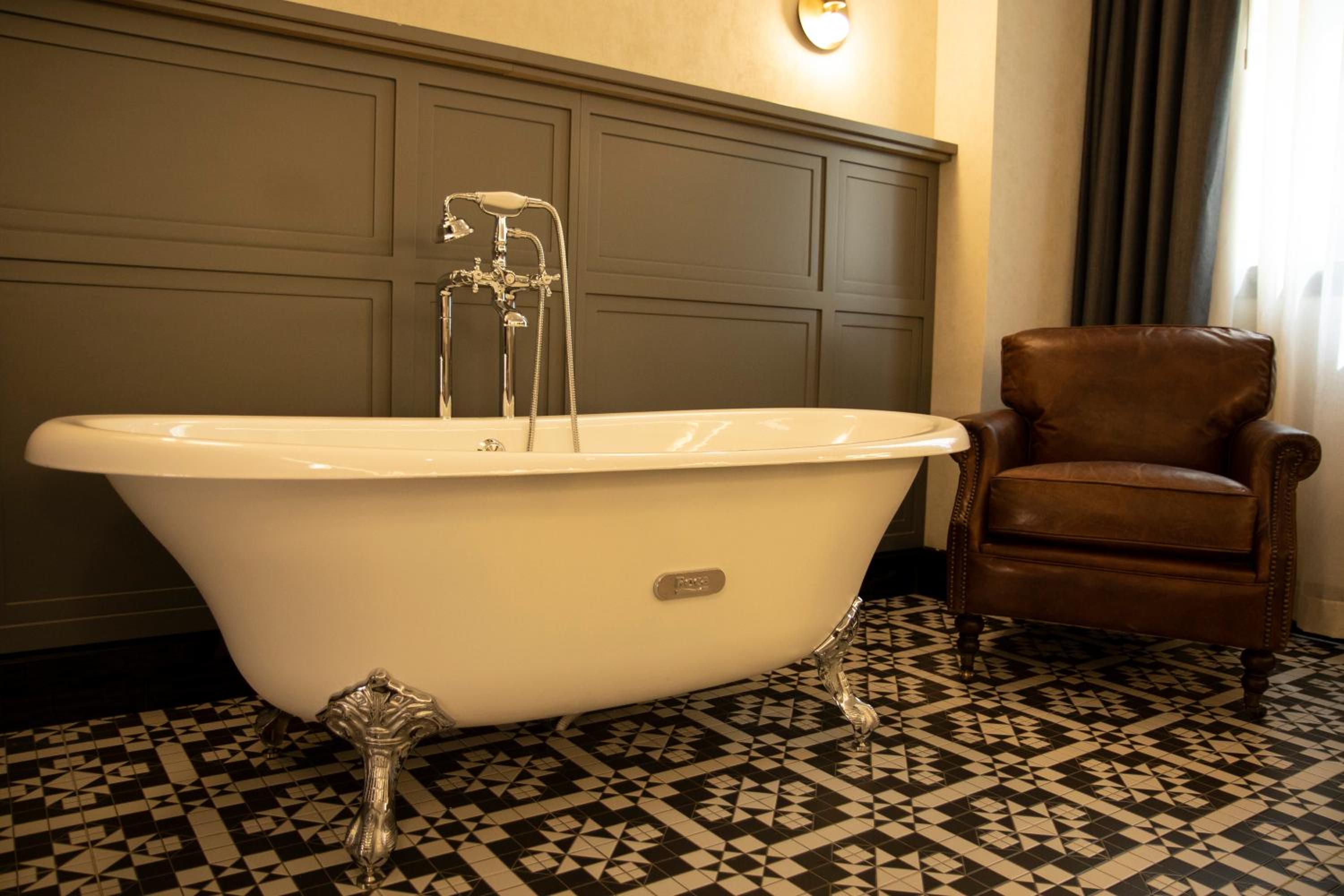 One-Bedroom King Suite