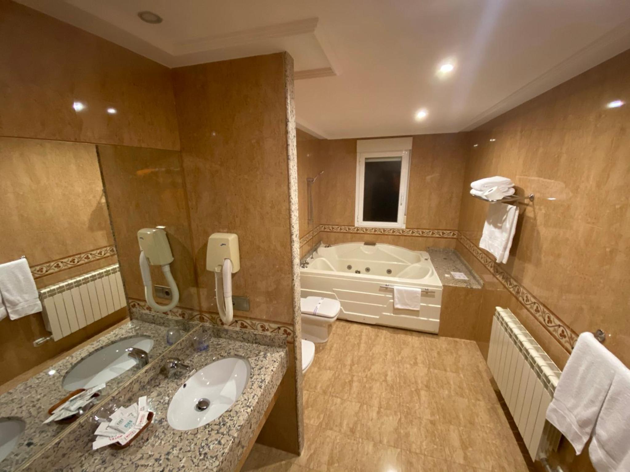 Suite with Spa Bath - Photo 13