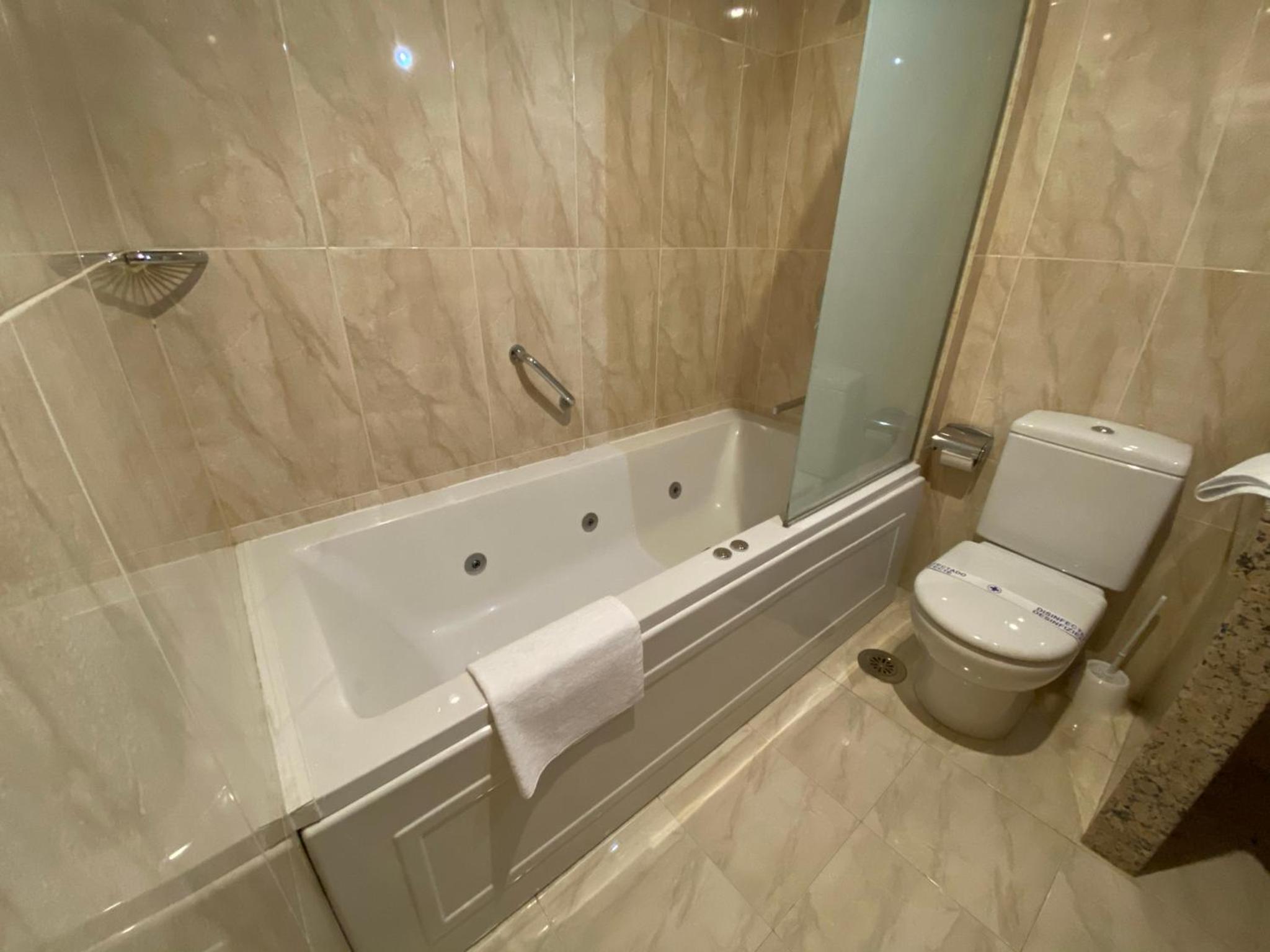 Double Room with Bath - Photo 23