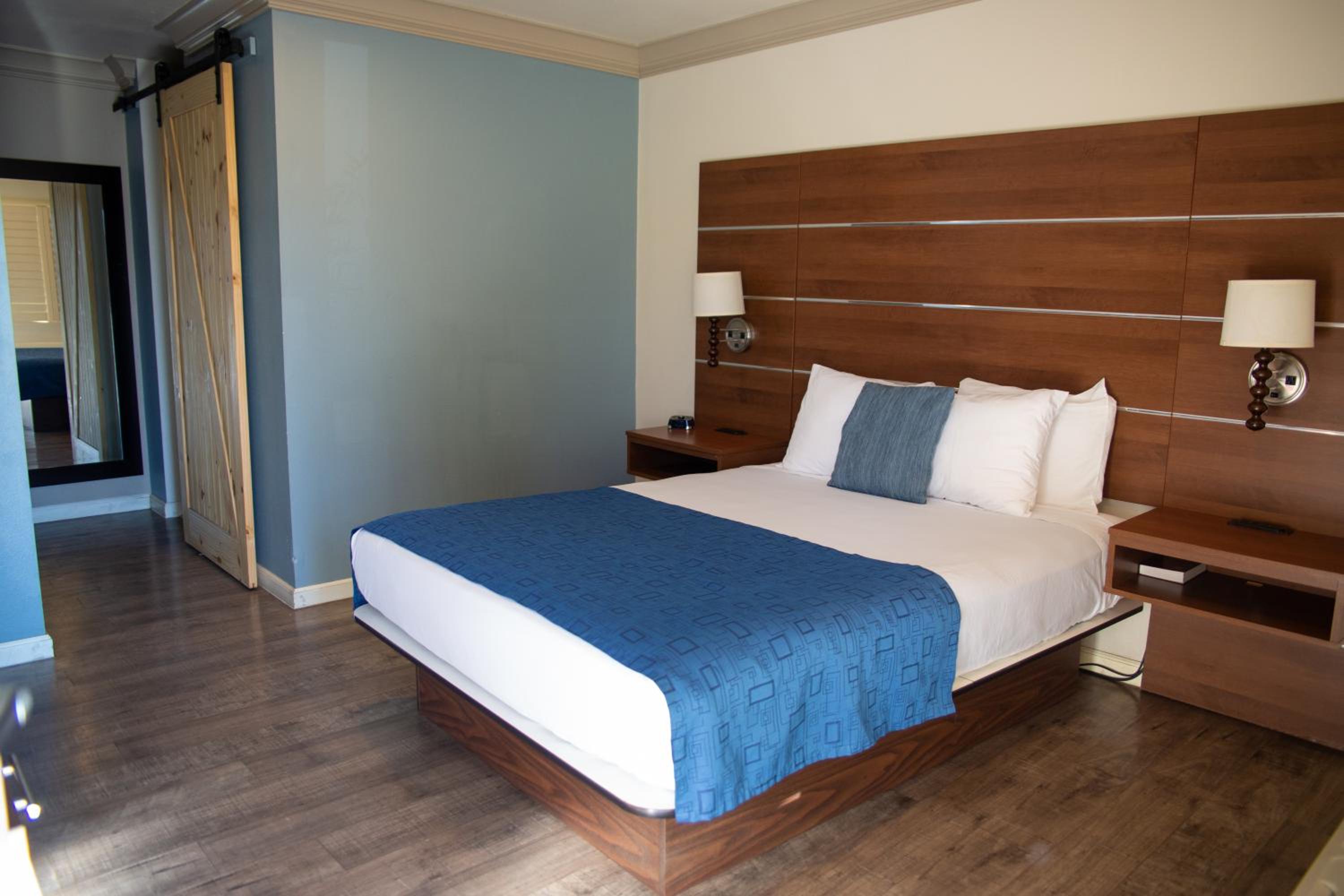 Deluxe Queen Room