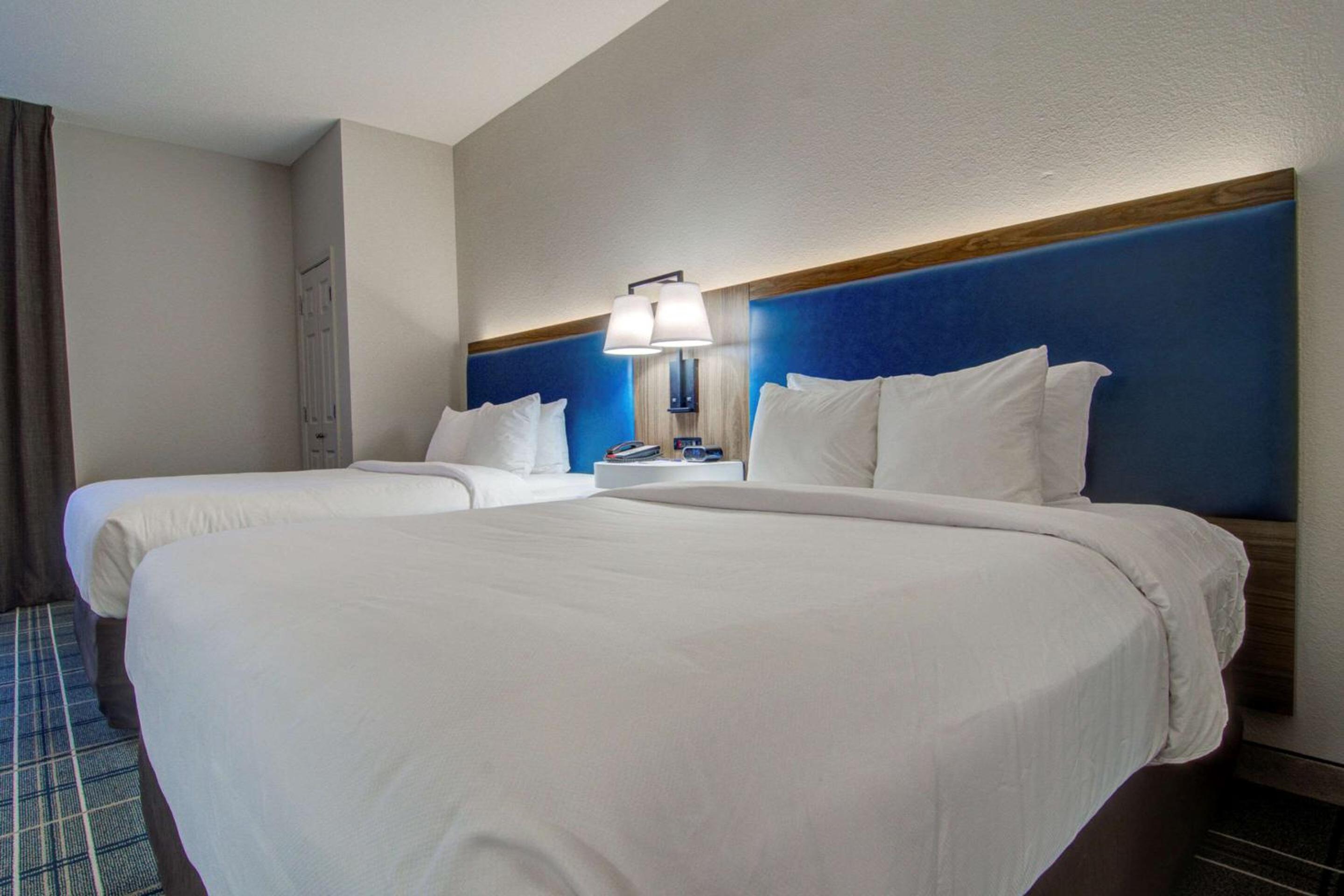 Queen Suite with Two Queen Beds photo 3