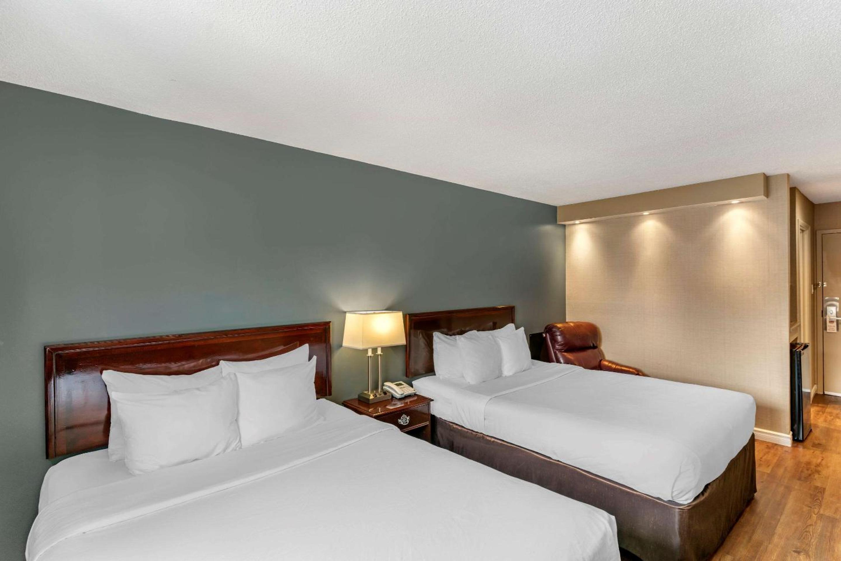 2 Queen Beds, Nonsmoking - Photo 4