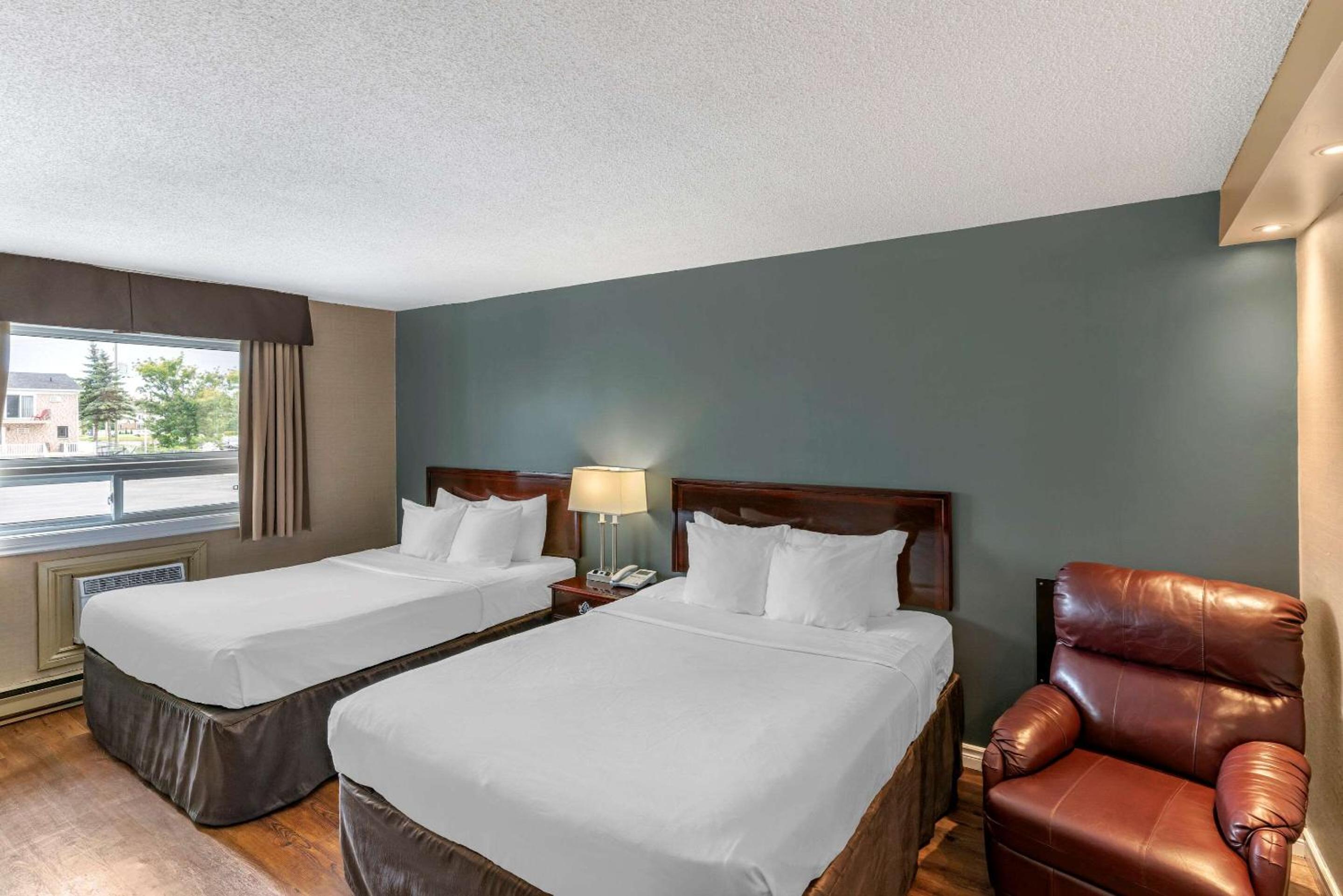 2 Queen Beds, Nonsmoking - Photo 2