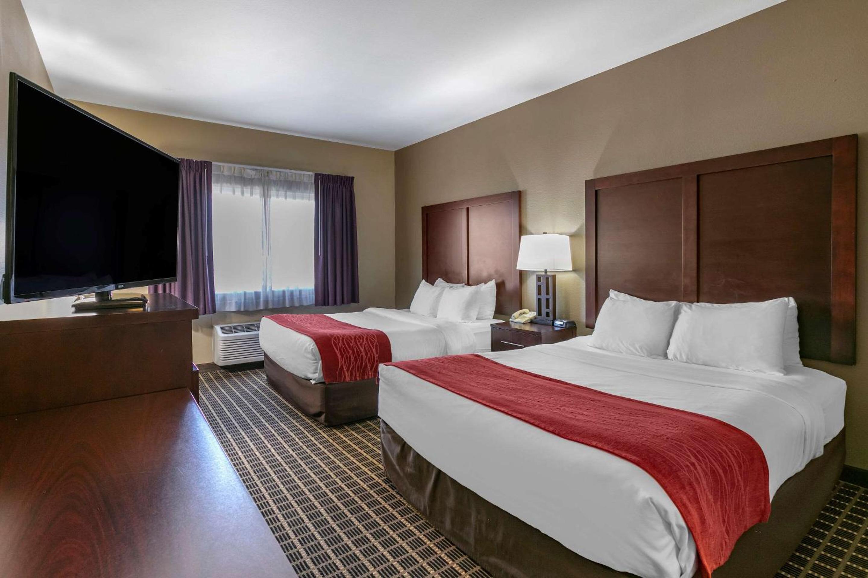 Standard Queen Room with Two Queen Beds - Non-Smoking - Photo 2
