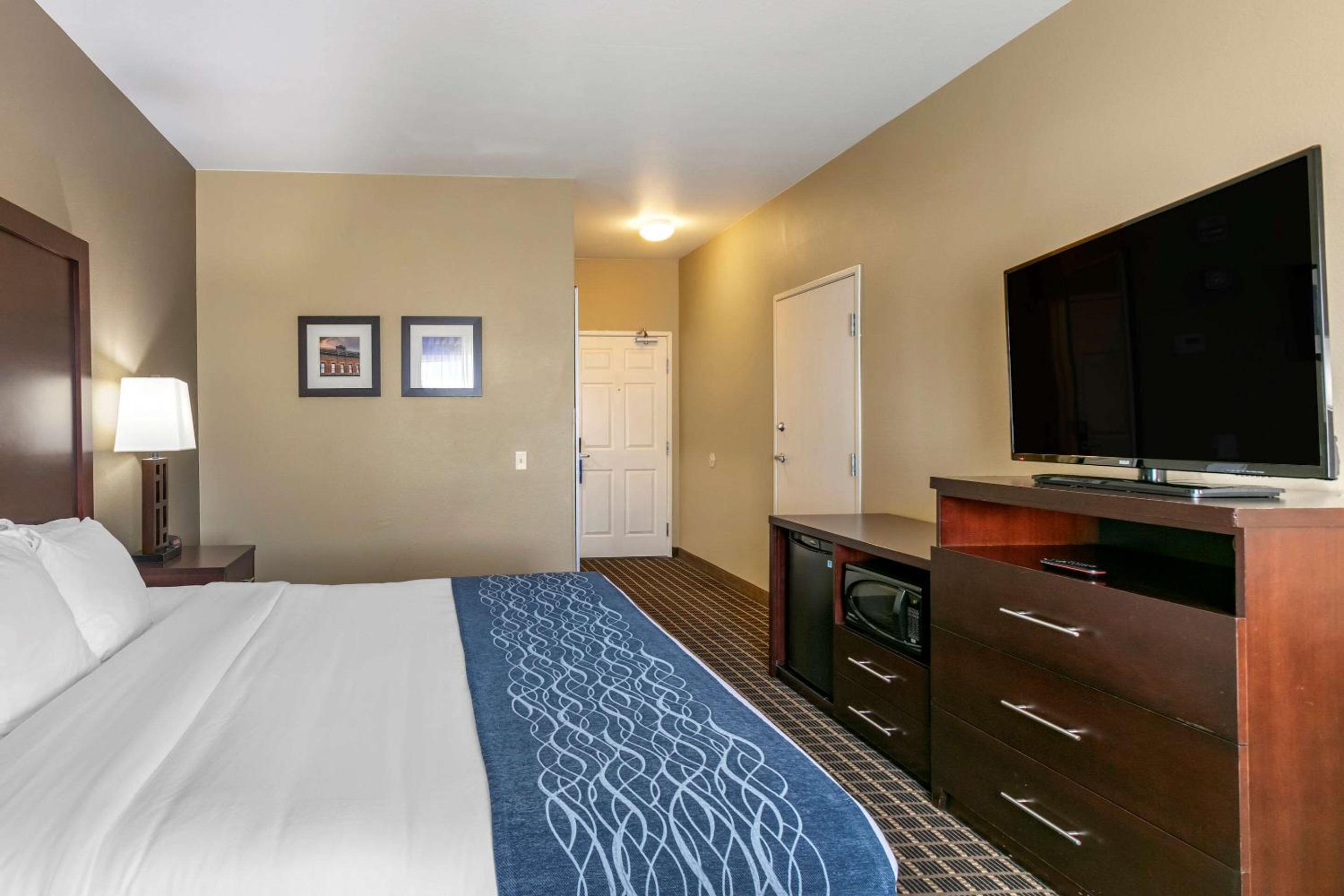 King Room - Non-Smoking - Photo 4