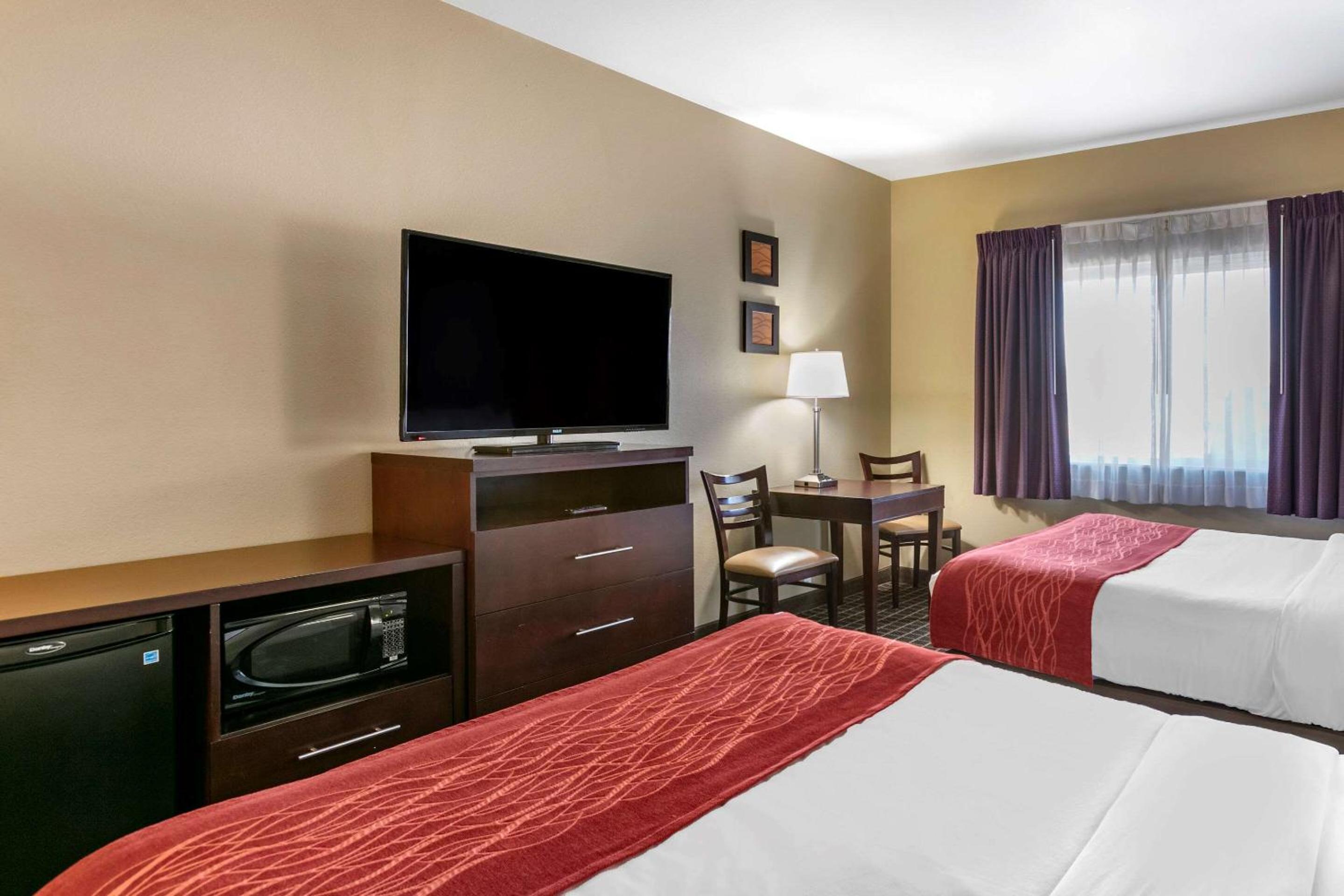 Standard Queen Room with Two Queen Beds - Non-Smoking - Photo 5