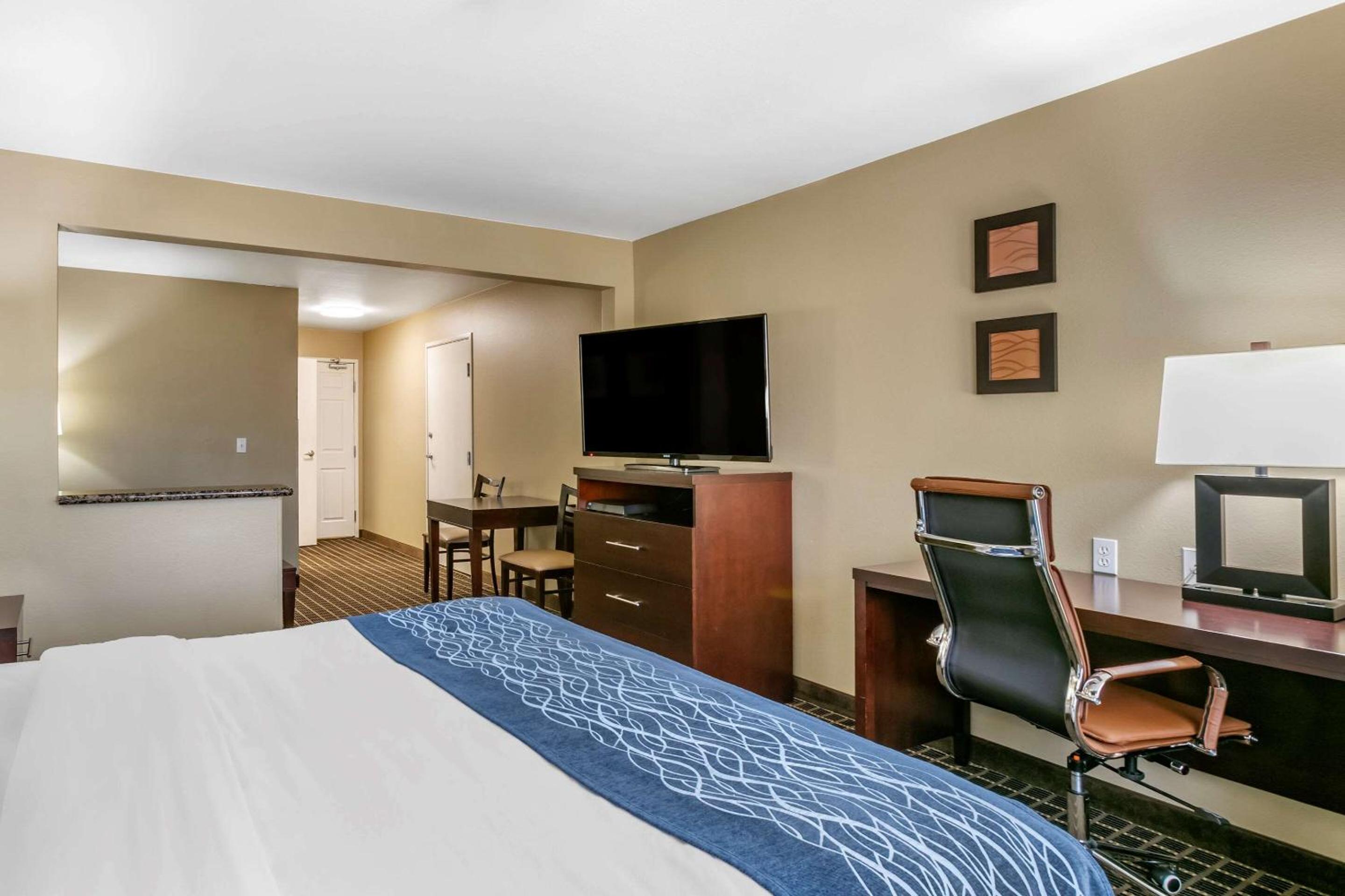 King Suite - Accessible/Non-Smoking - Photo 2