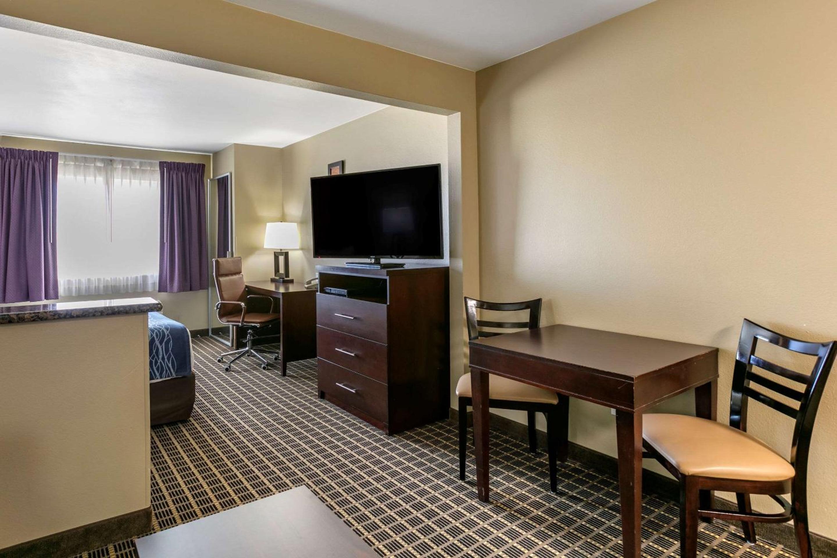 King Suite - Non-Smoking - Photo 3