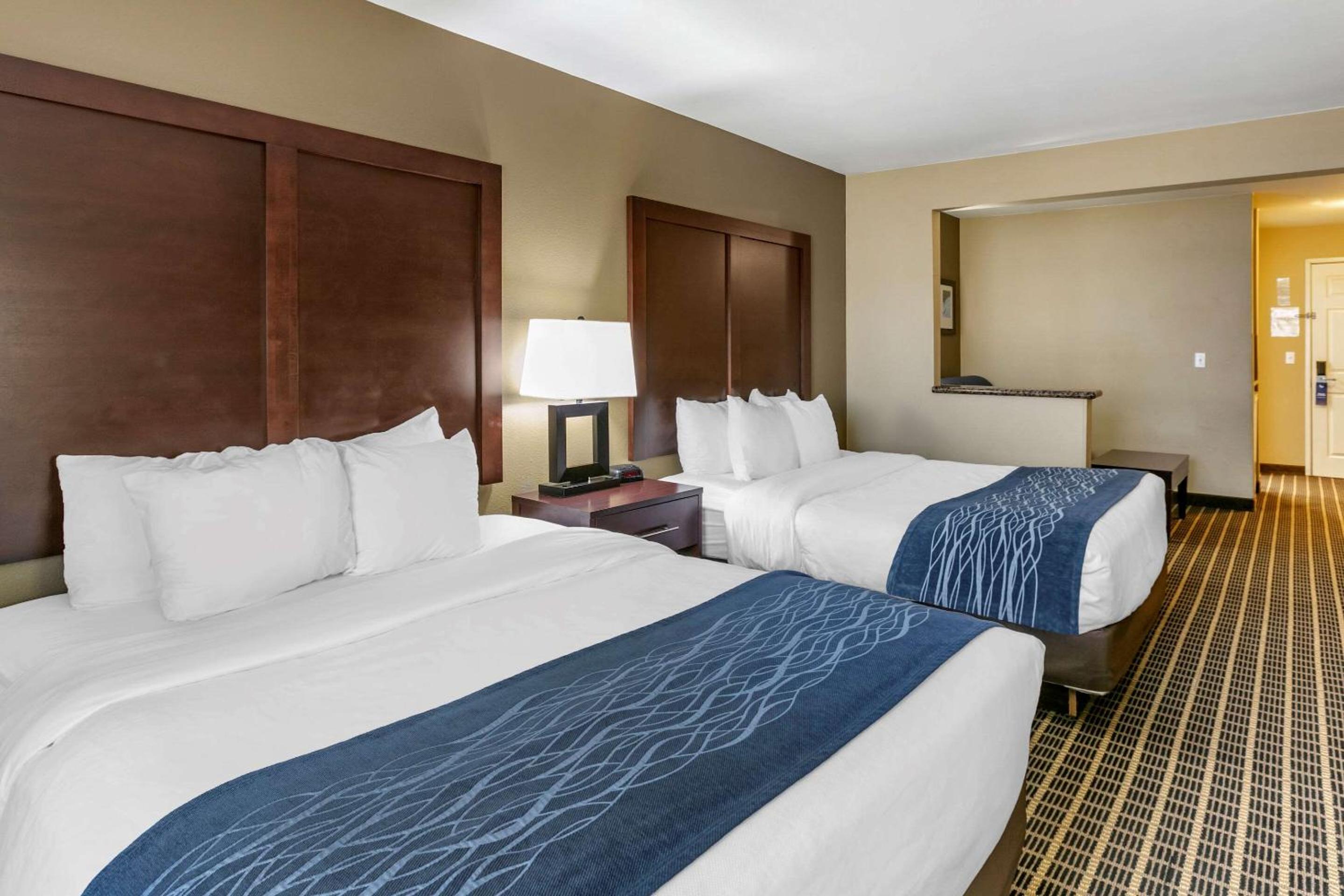 Queen Suite with Two Queen Beds - Non-Smoking - Photo 1