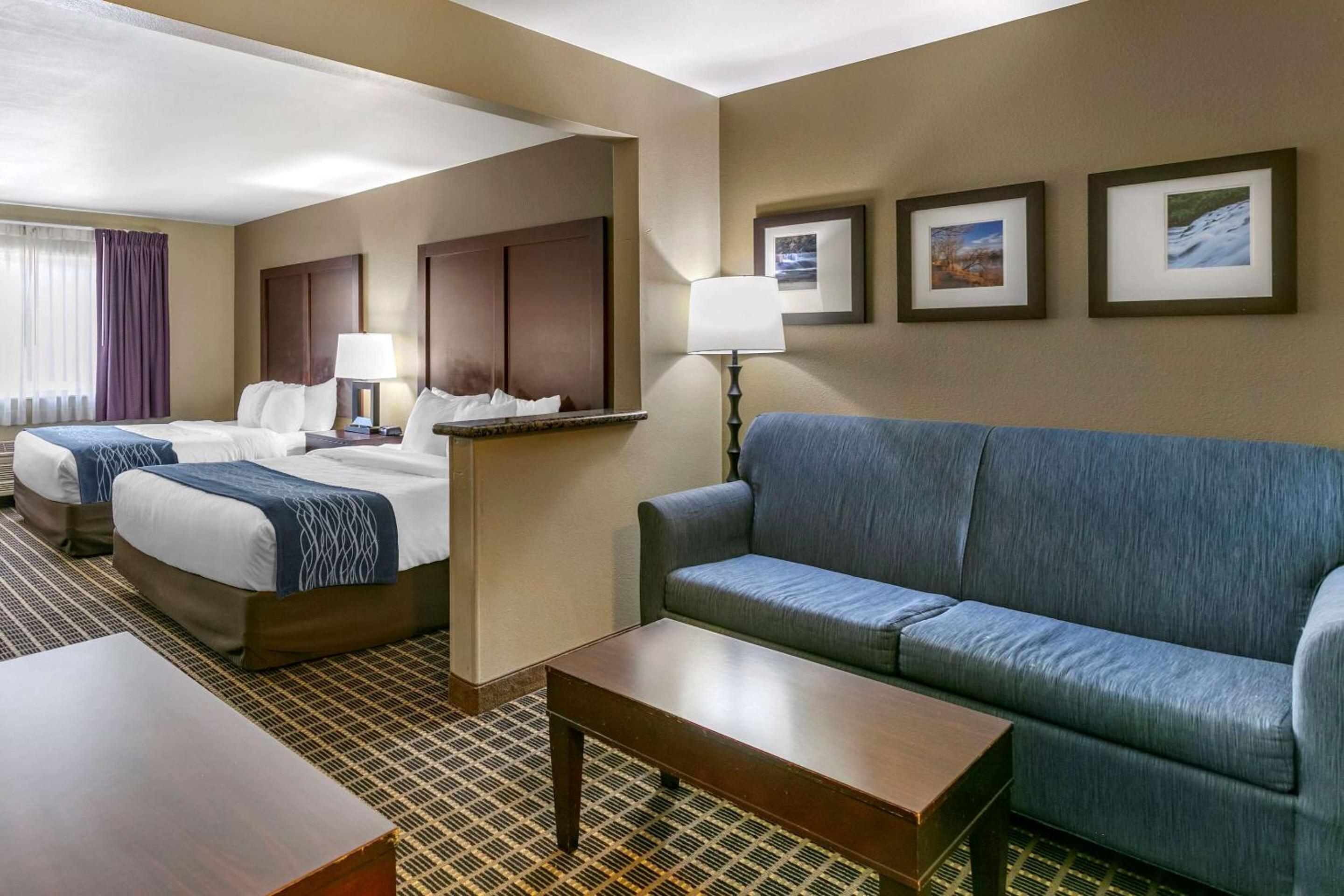 Queen Suite with Two Queen Beds - Non-Smoking - Photo 3