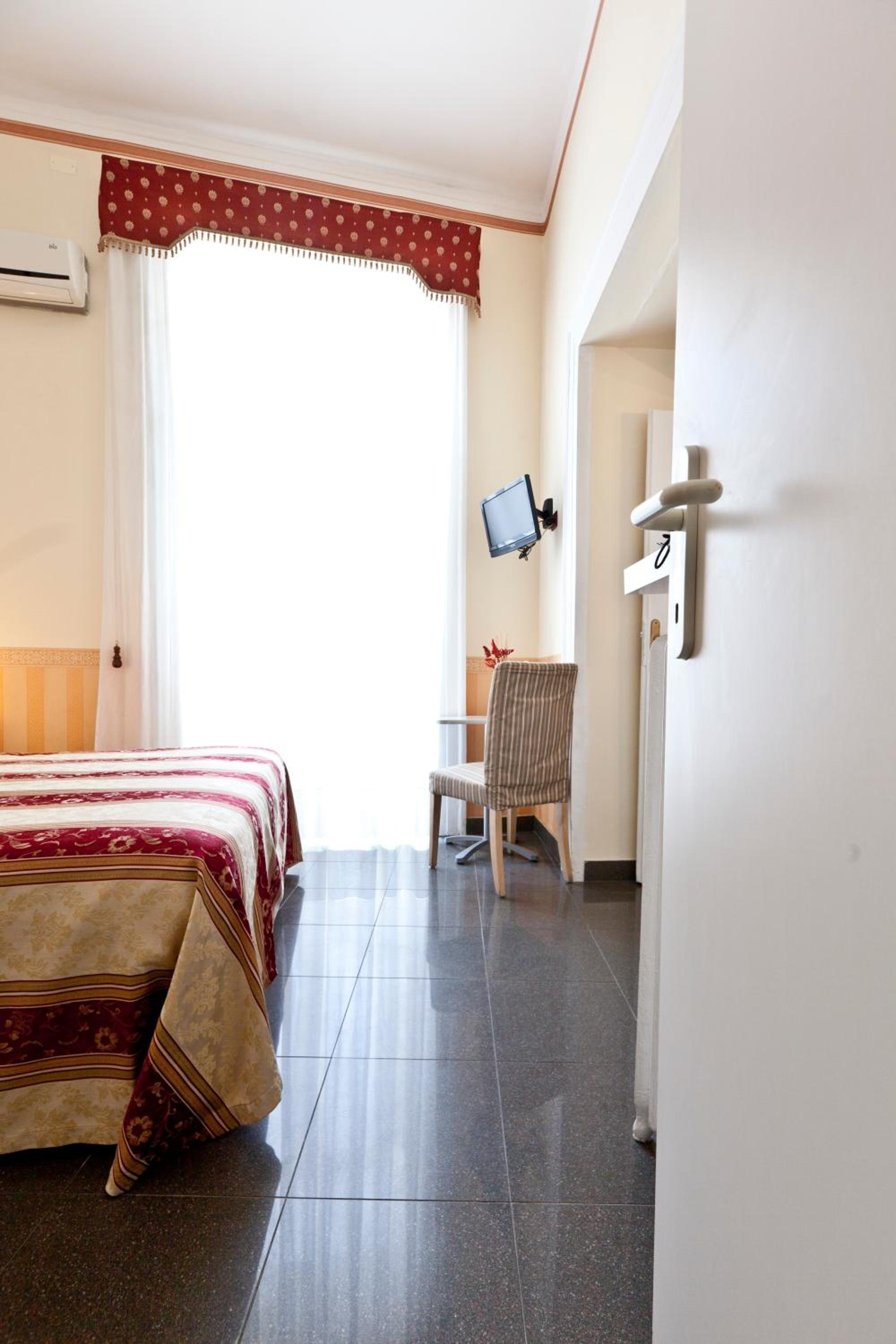 Single Room photo 3