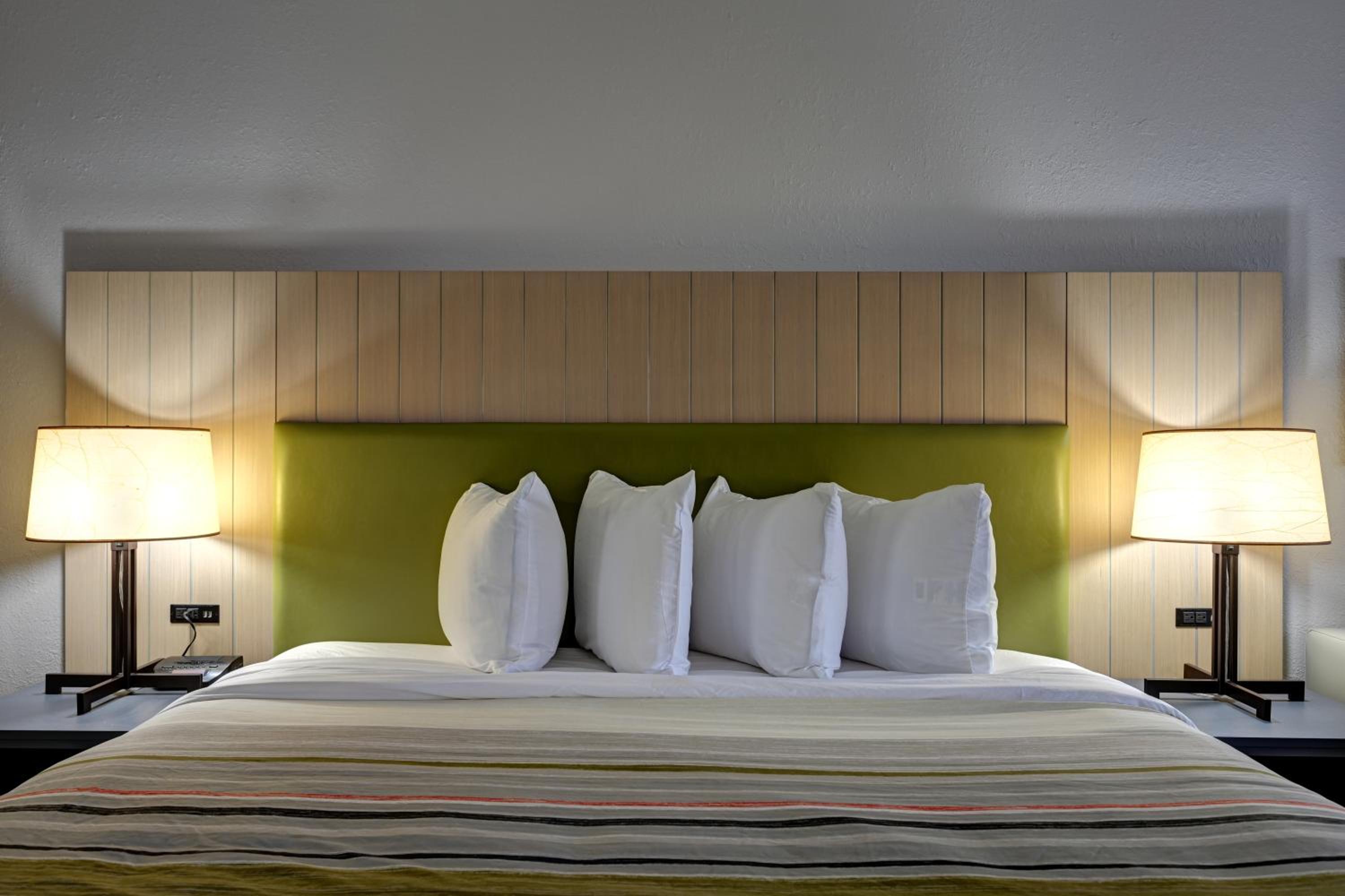 Standard King Room - Photo 4
