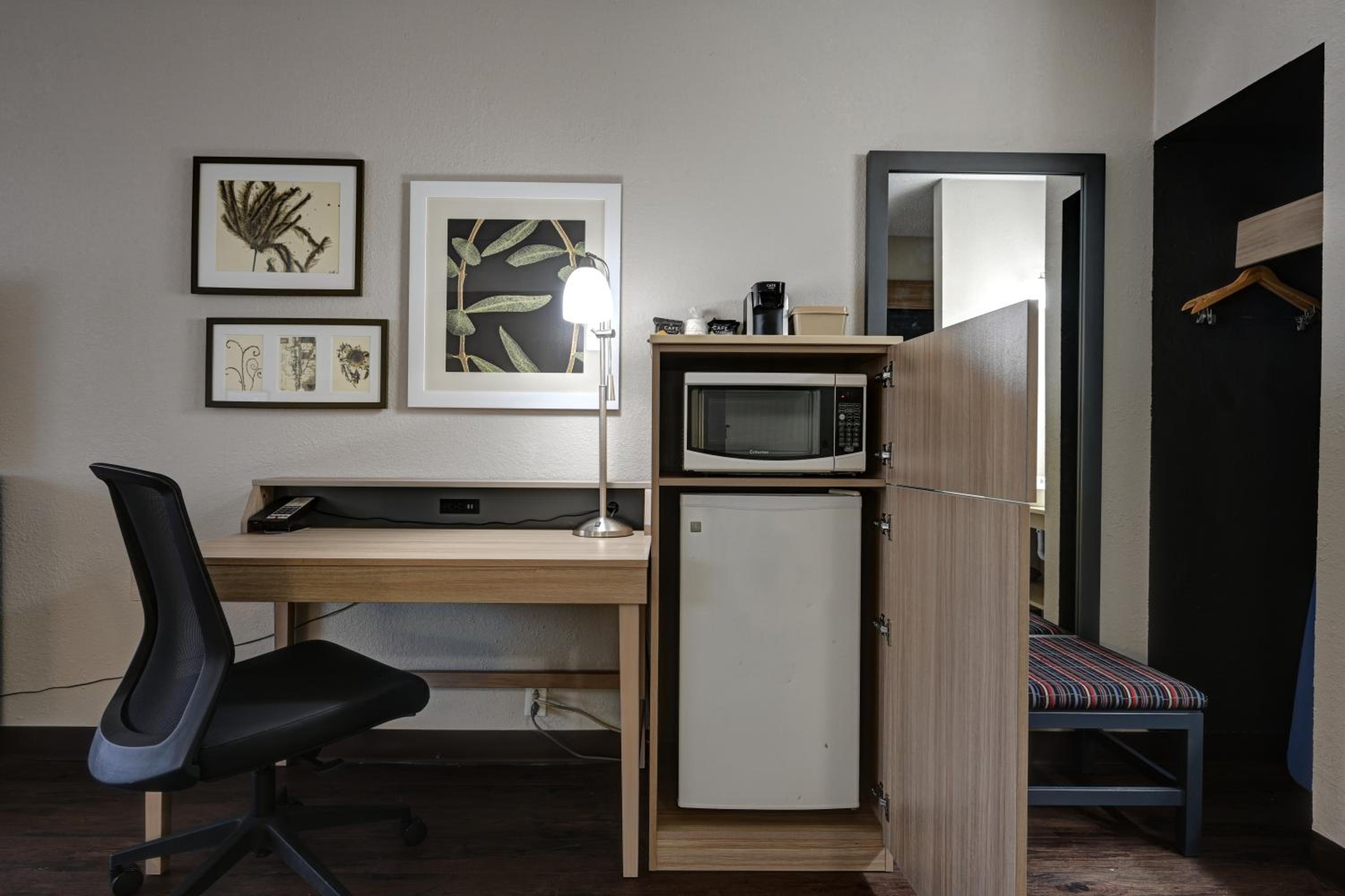 Standard King Room - Photo 5