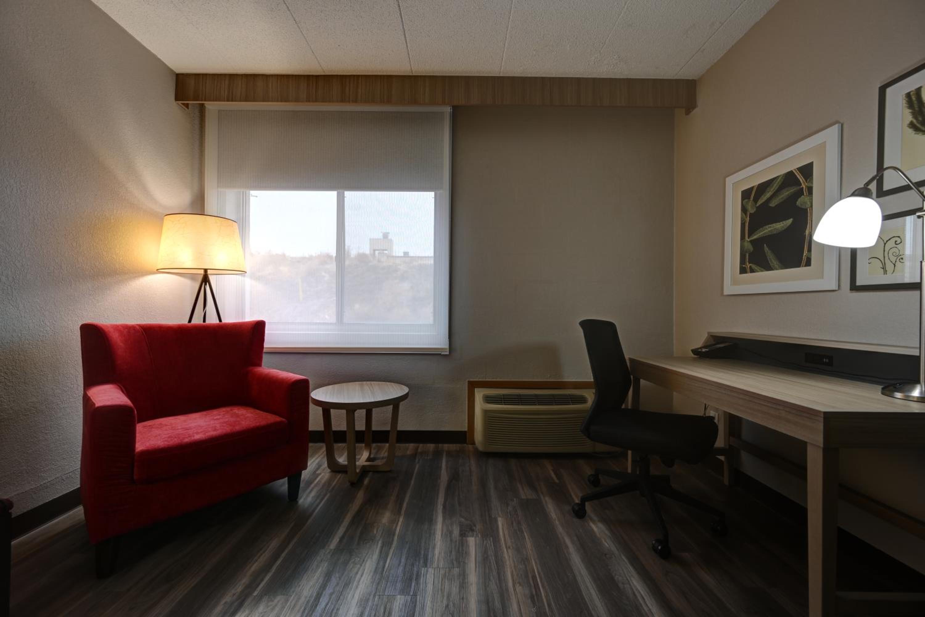 Standard King Room - Photo 9