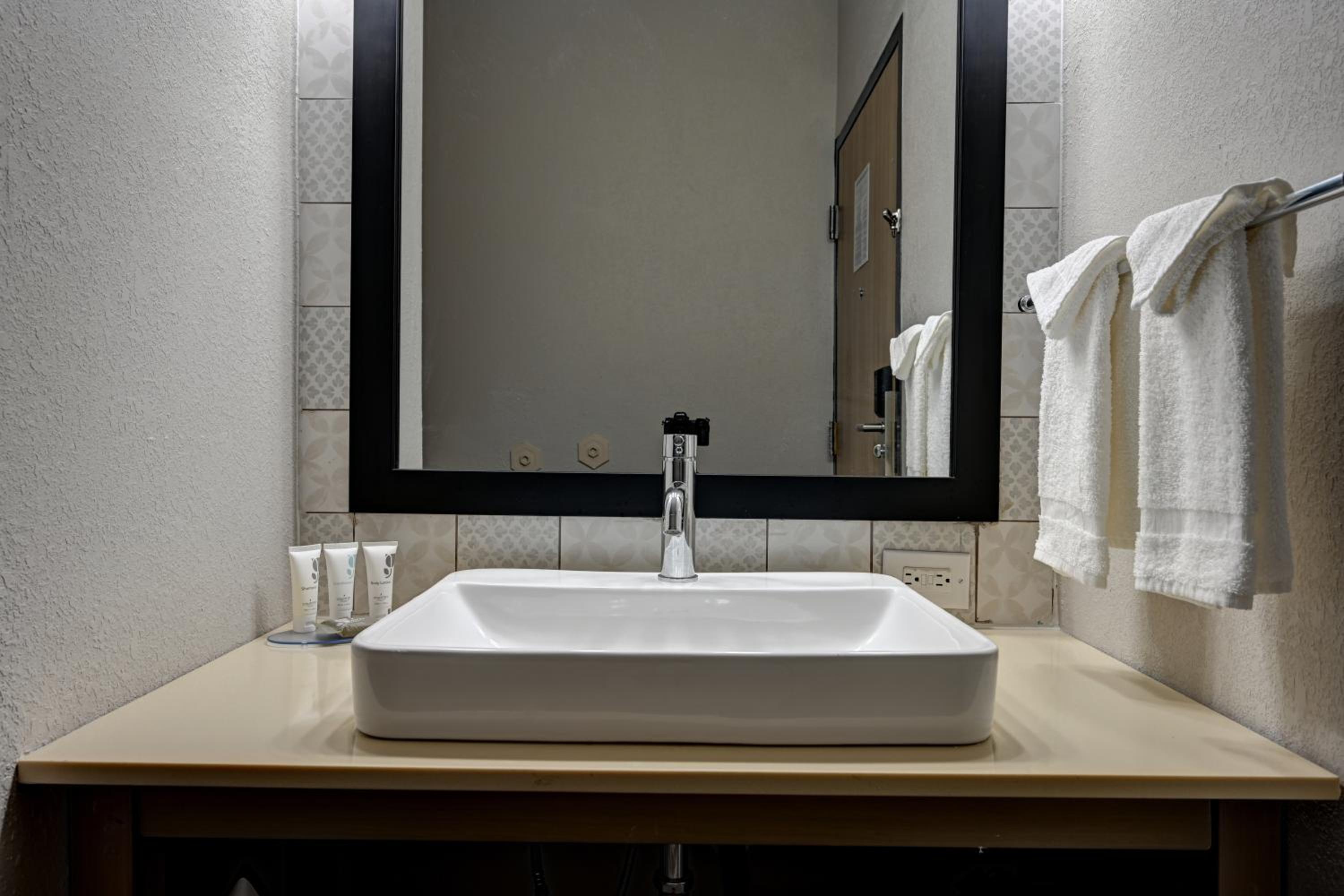 Standard King Room - Photo 8