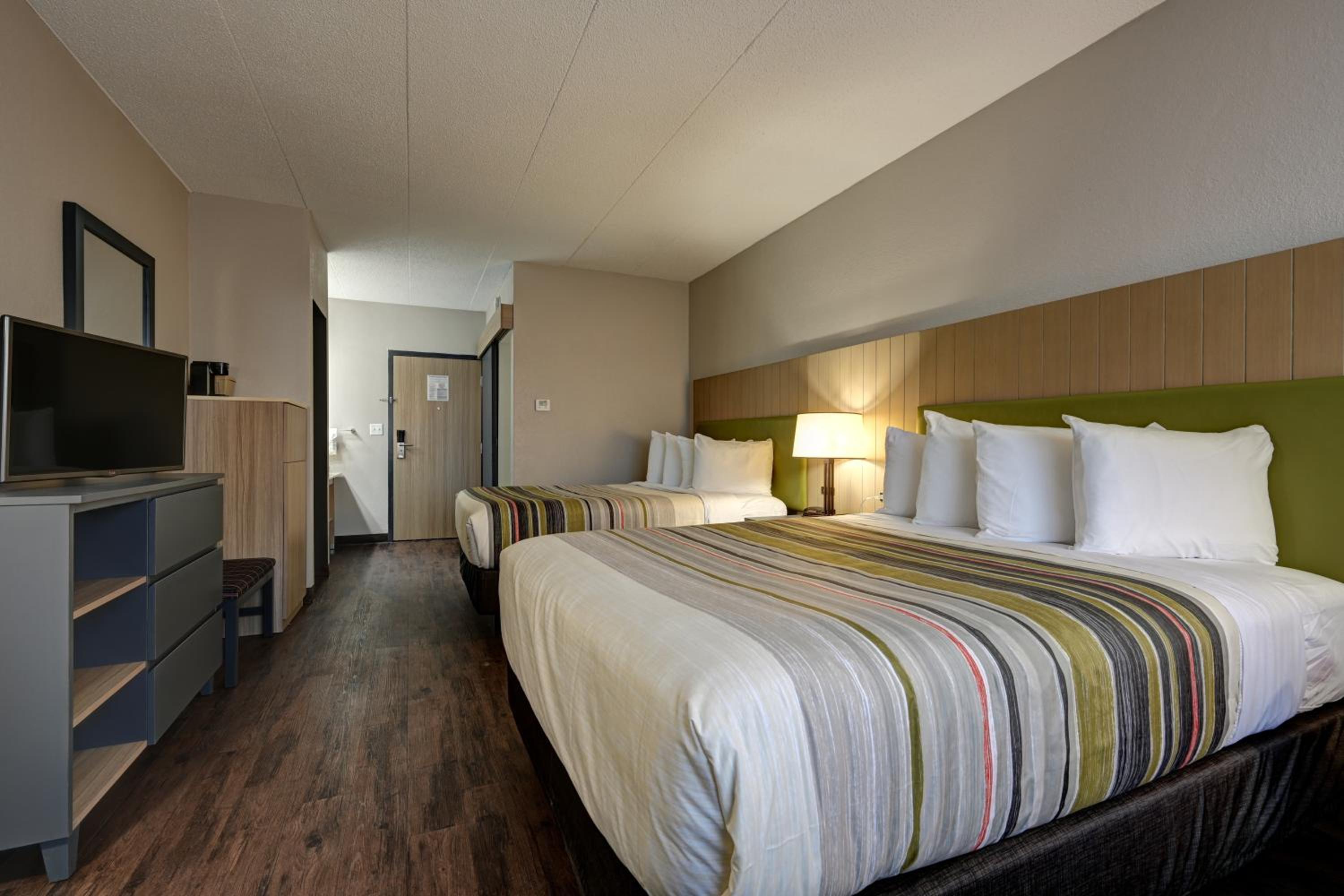 Standard Room with Two Queen Beds - Photo 5