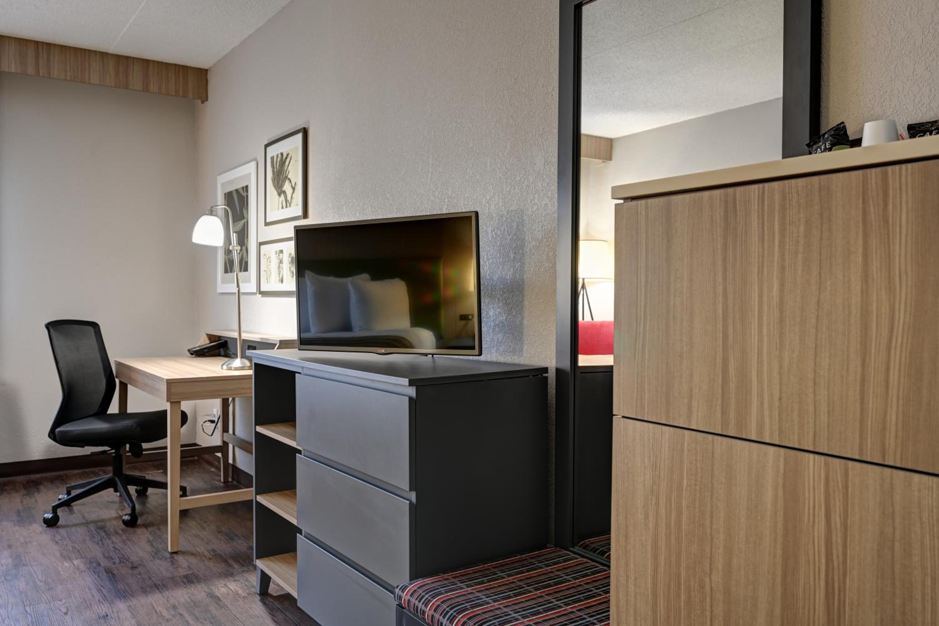 Standard Room with Two Queen Beds - Photo 3