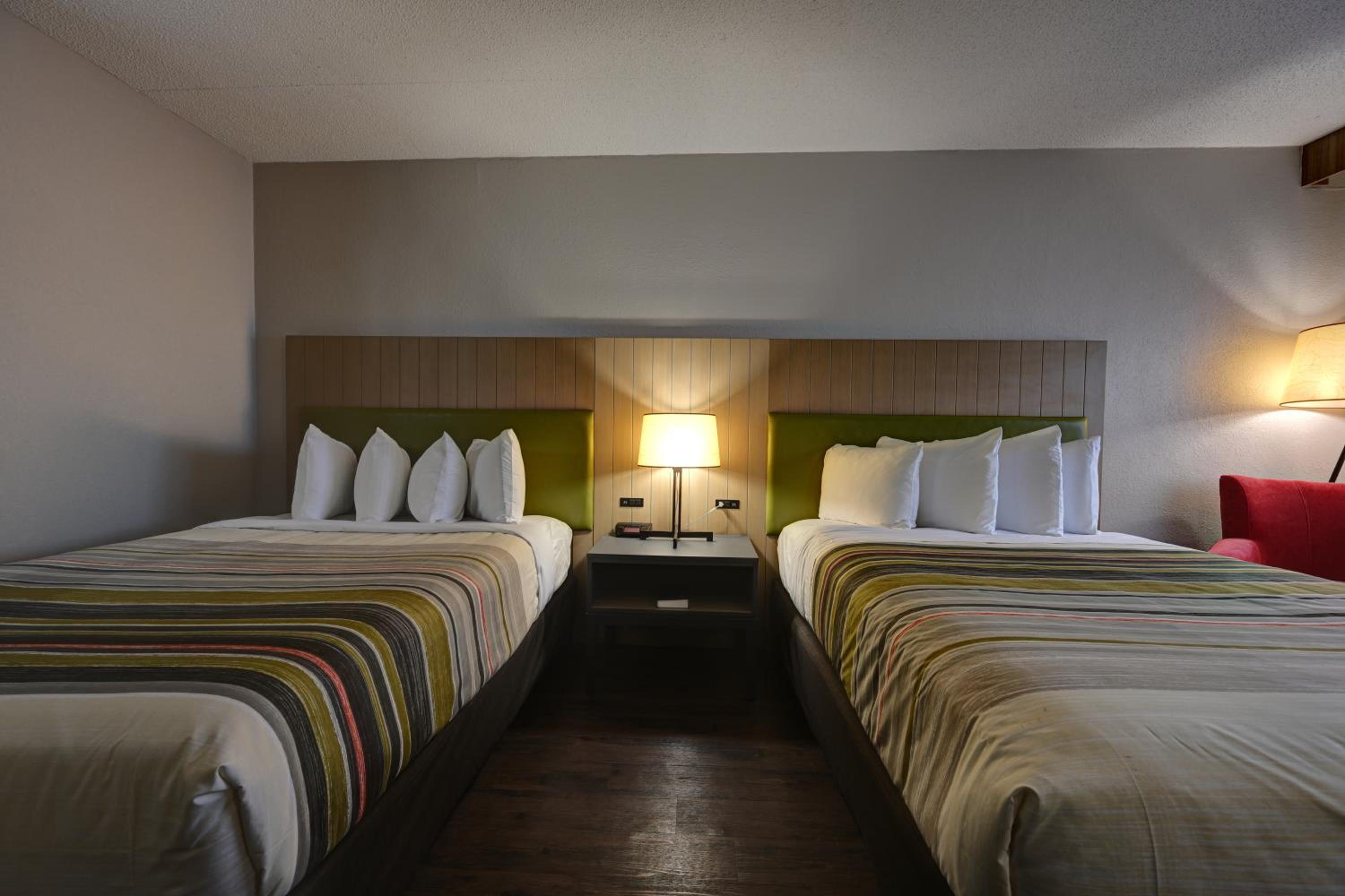 Standard Room with Two Queen Beds - Photo 7