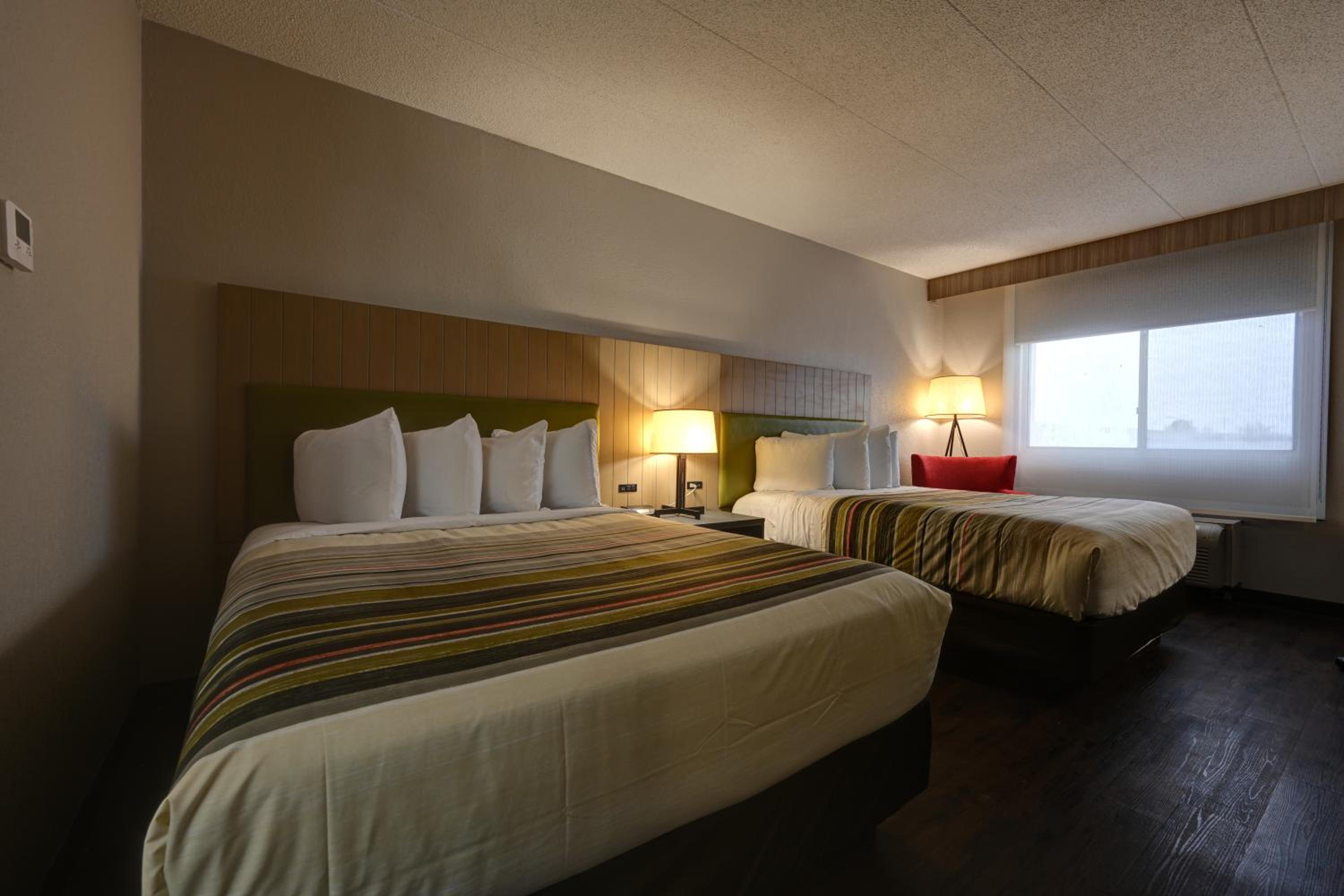 Standard Room with Two Queen Beds - Photo 6