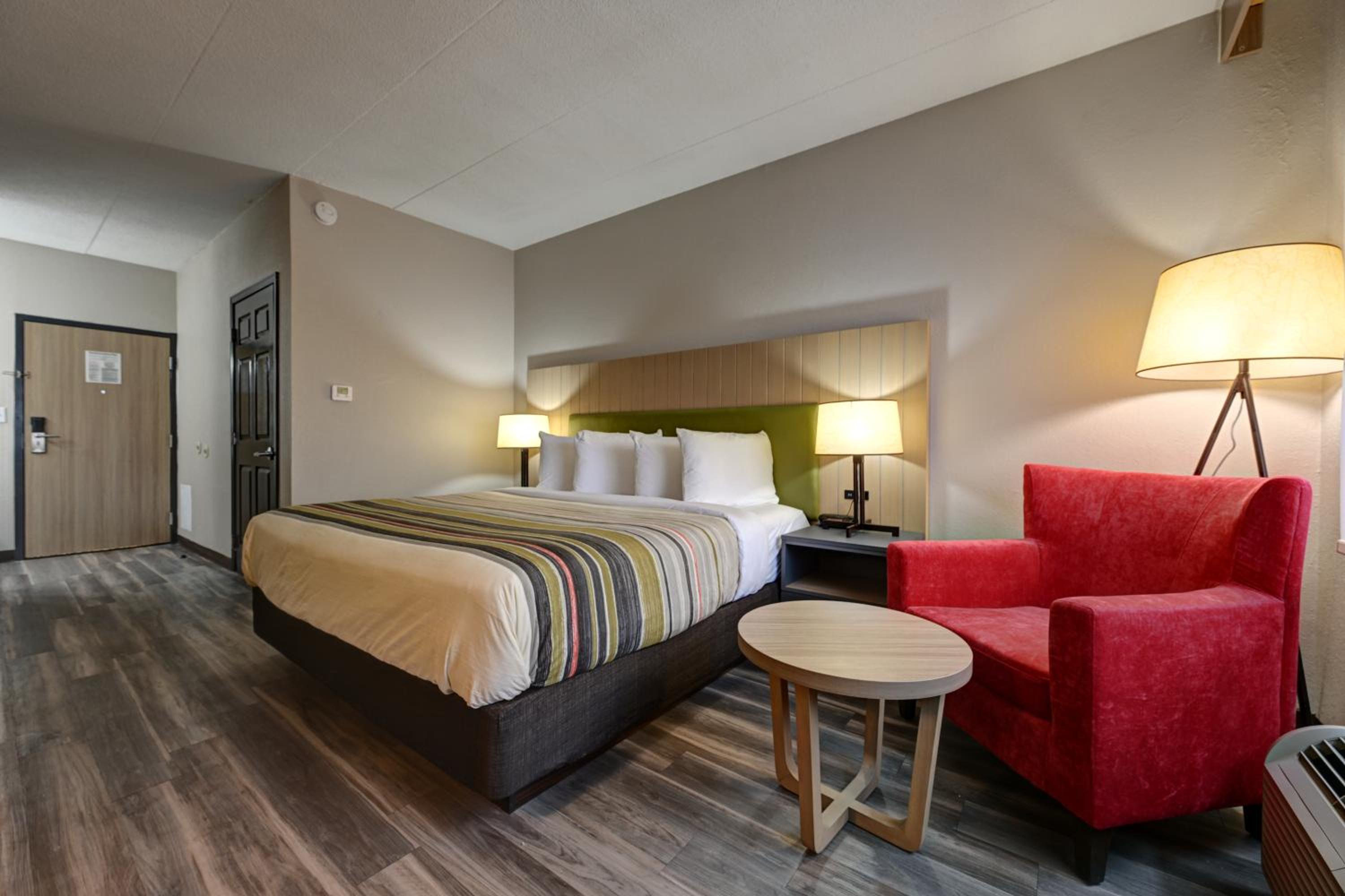 Queen Room with Roll-In Shower - Disability Access/Non-Smoking